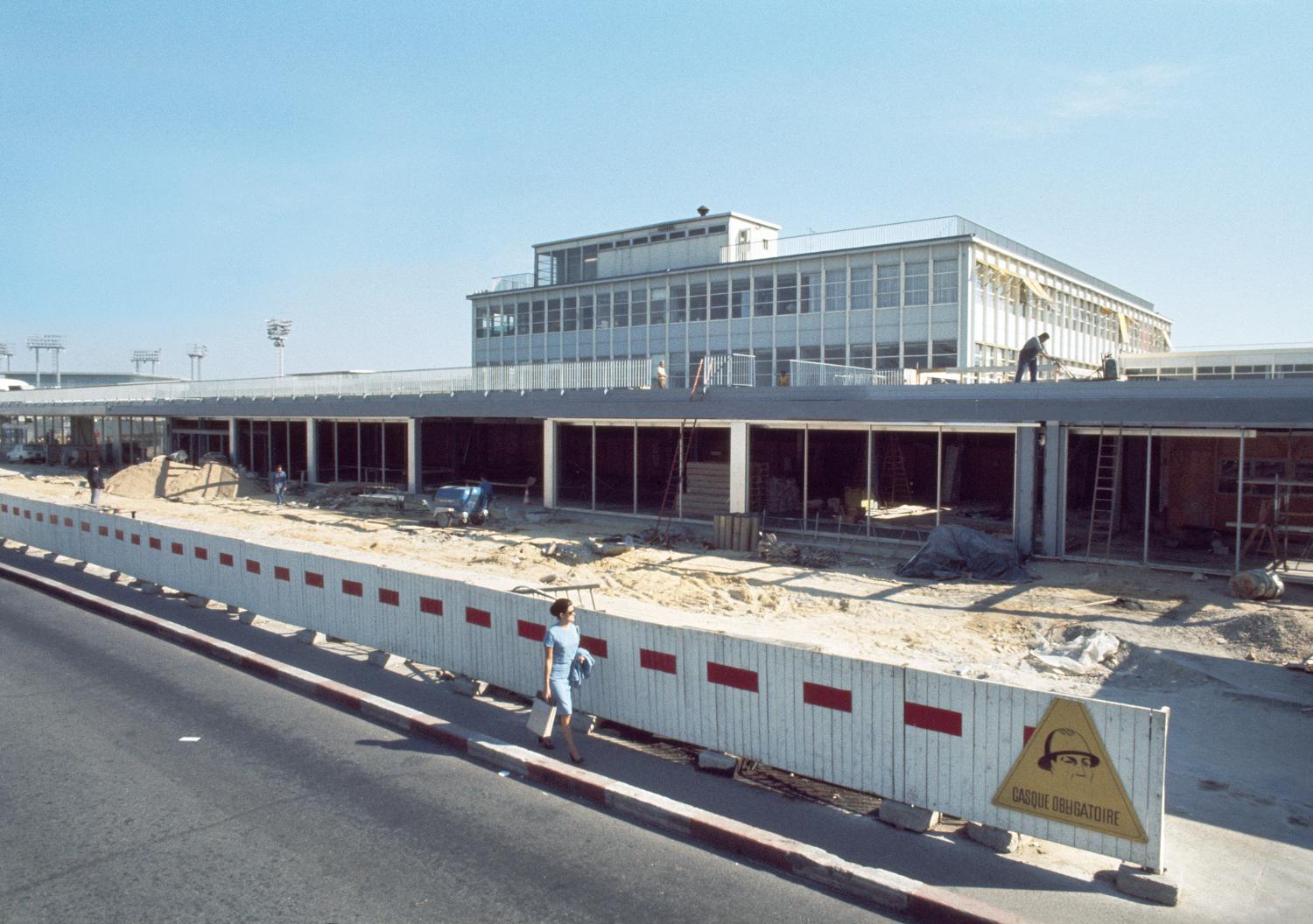 1968 1971 Construction d'Orly-Ouest et des satellites d'Orly-Sud vue prise en 1971 devant l'ancien Aérogare-Sud, au premier plan une hôtesse de la Pan Am