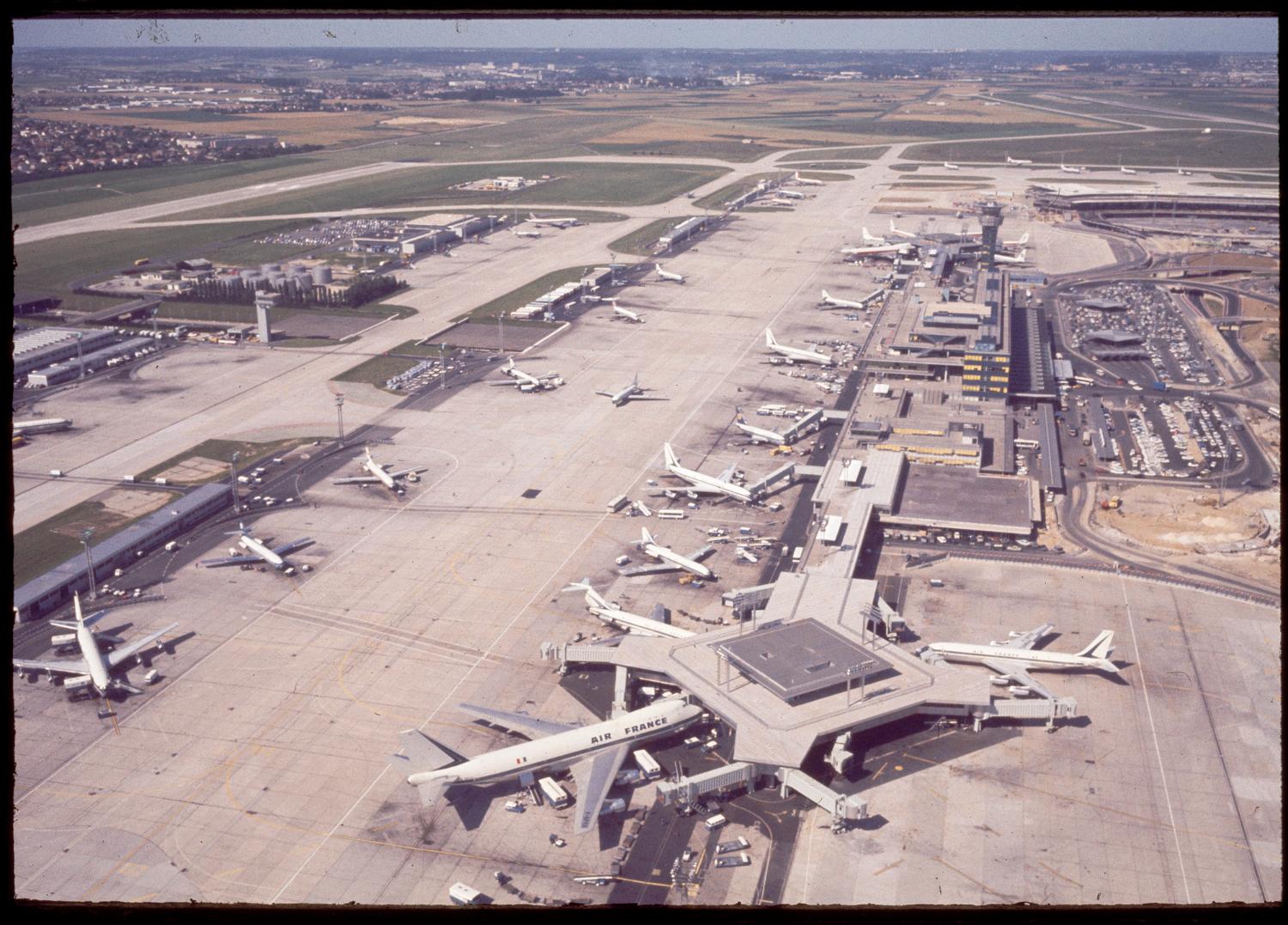 1968 1971, la construction d'Orly-Ouest et des satellites d'Orly-Sud vue prise en 1970 depuis l'est.