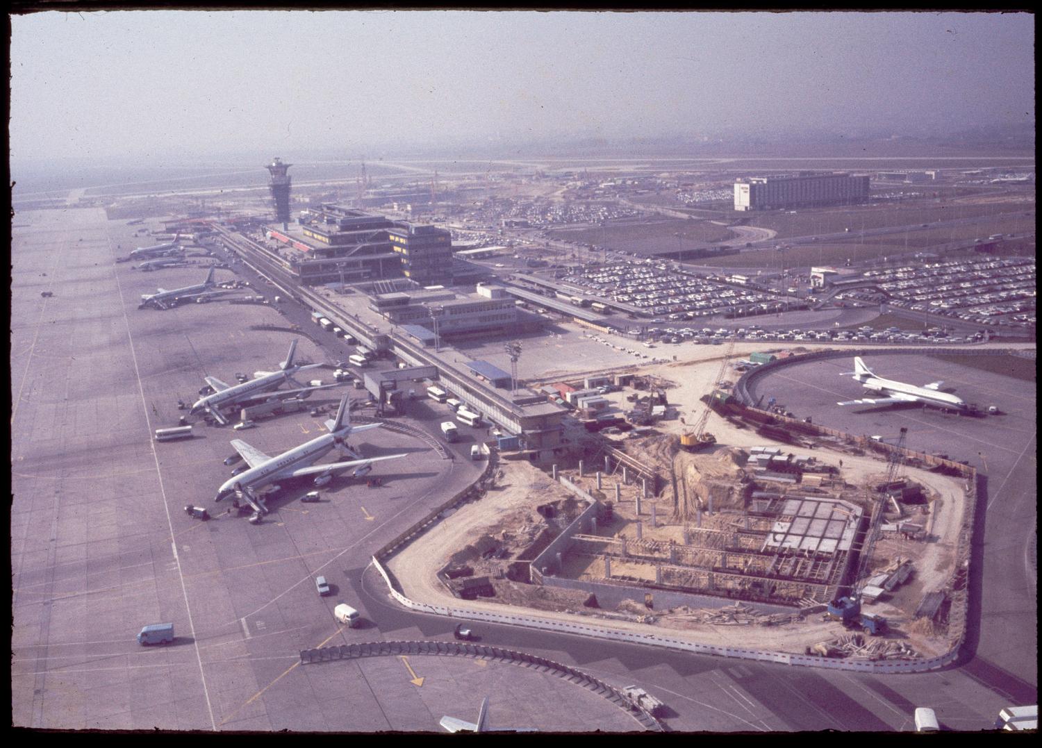 1968 1971, la construction d'Orly-Ouest et des satellites d'Orly-Sud, la construction de satellite est, vue prise en 1969 depuis le sud est.