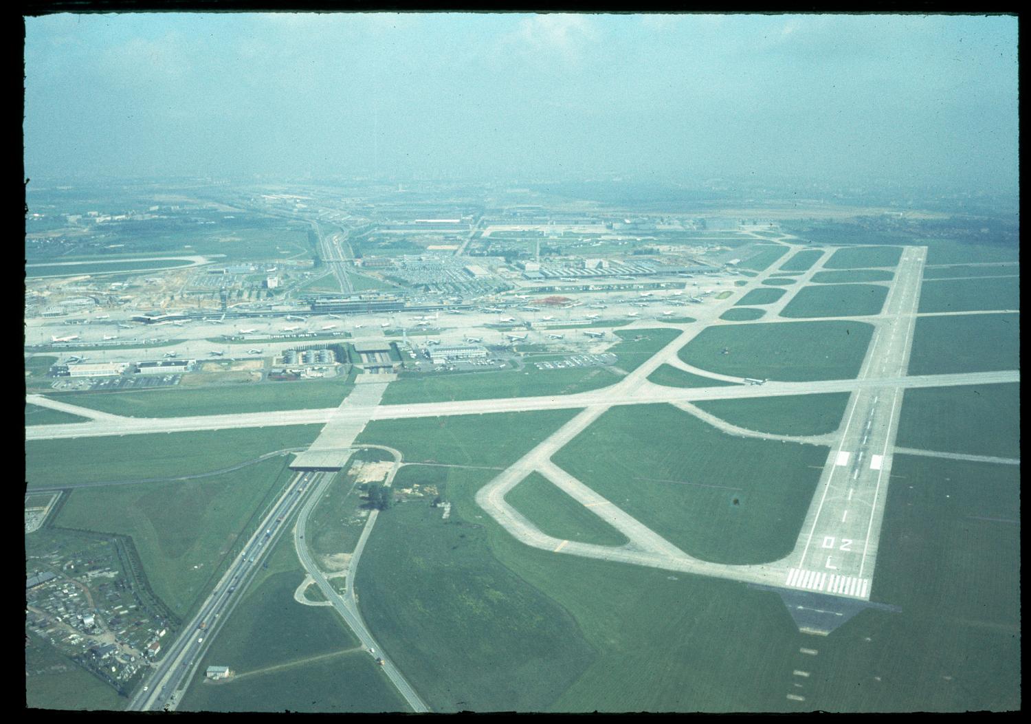 1968 1971, la construction d'Orly-Ouest et des satellites d'Orly-Sud vue prise en 1969 depuis le sud.