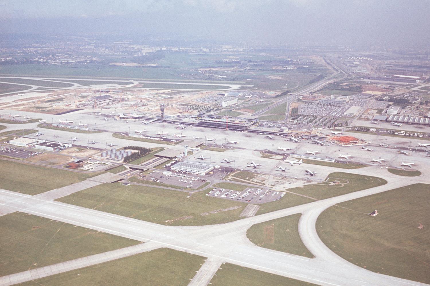 1969, construction d'Orly-Ouest (1968 1971), vue prise depuis le sud. ; 1968 1971, la construction d'Orly-Ouest et des satellites d'Orly-Sud vue prise en 1969 depuis le sud.