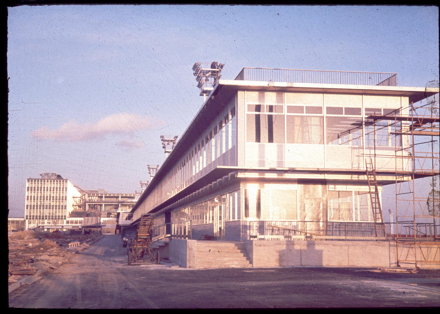 1957 1961, la construction des Installations Terminales, construction des façades en 1959, vue prise depuis l'extrémité de la jetée ouest.