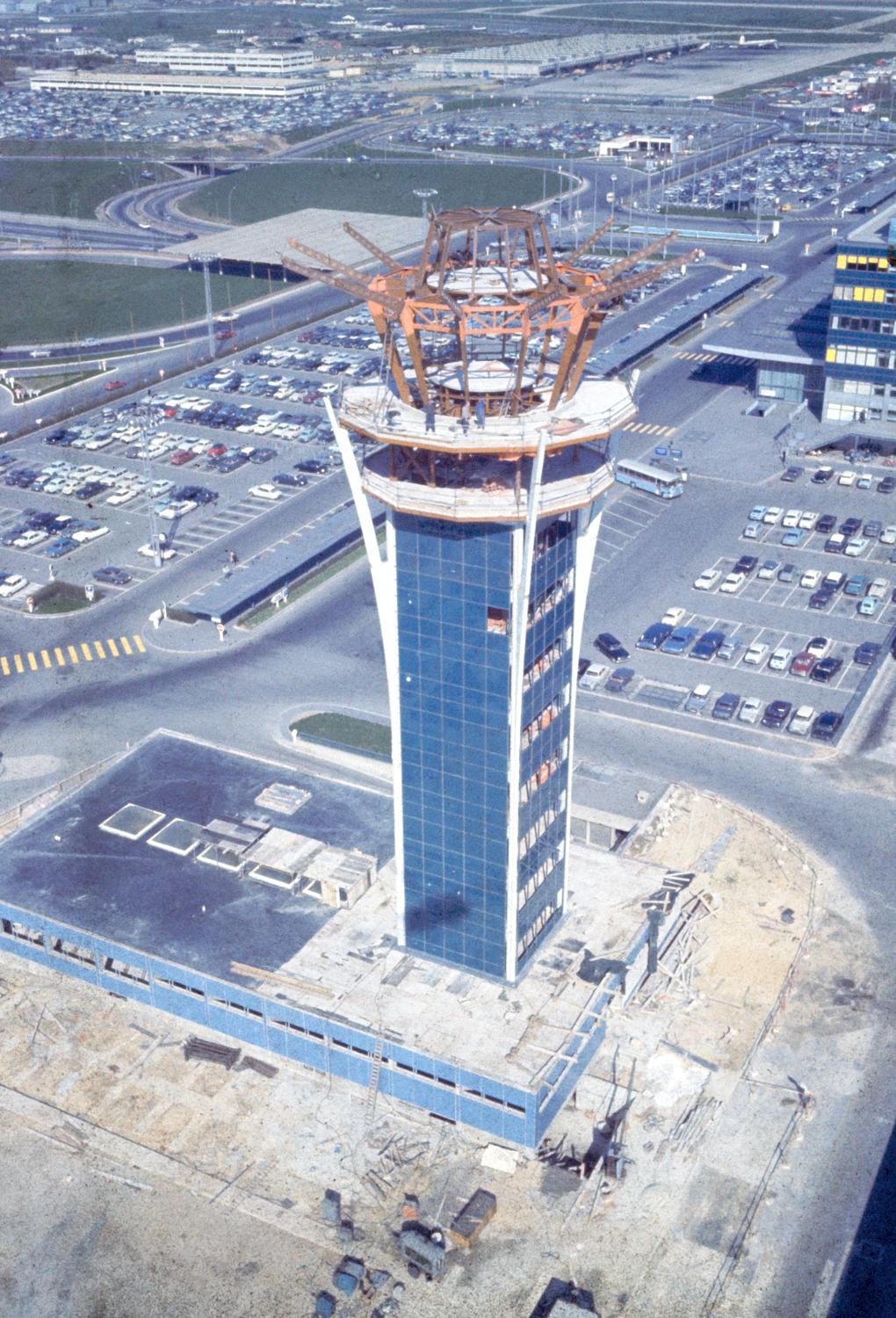 1964 1966, la construction de la nouvelle tour de contrôle vue depuis le sud ouest.