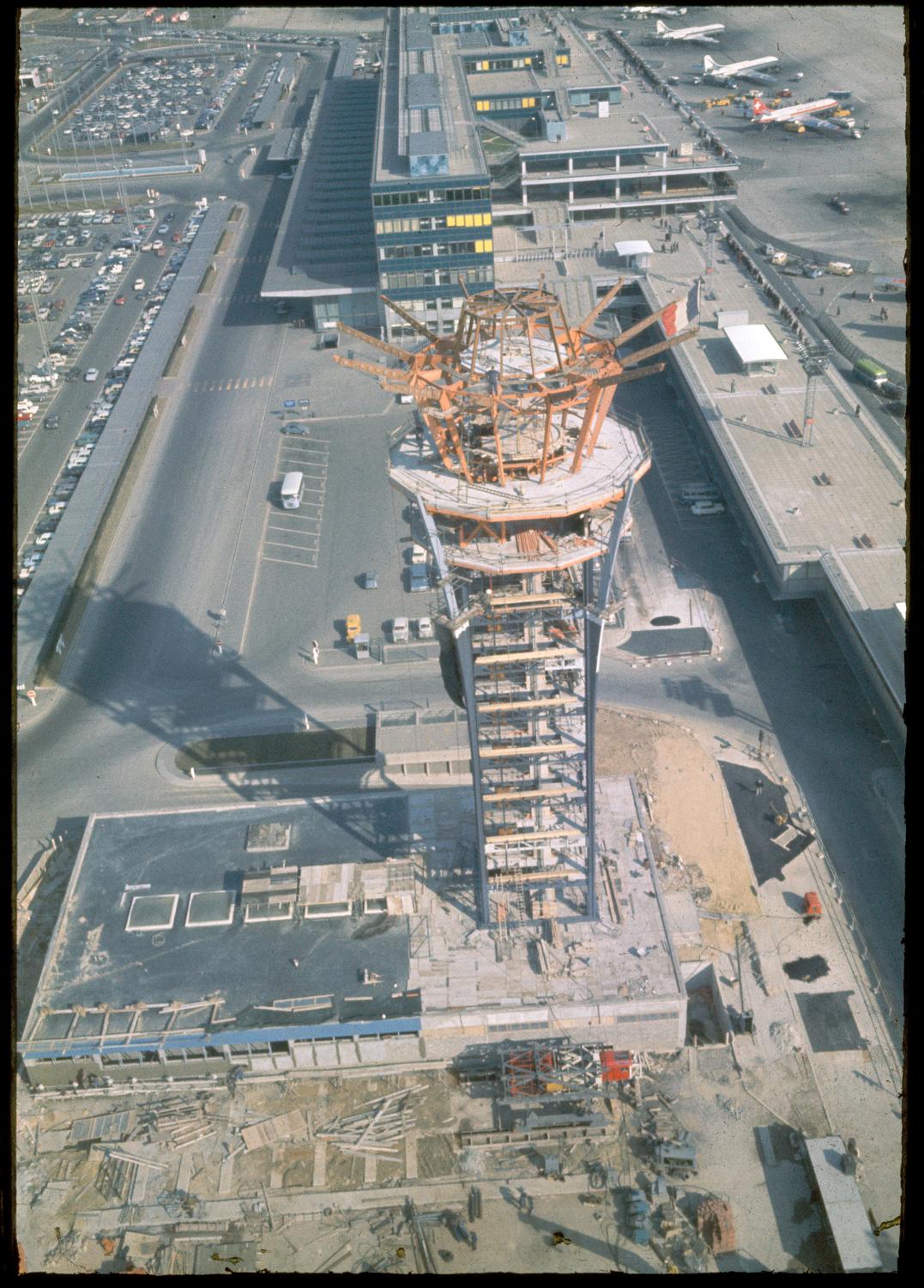 1964 1966, la construction de la nouvelle tour de contrôle vue depuis l'ouest.