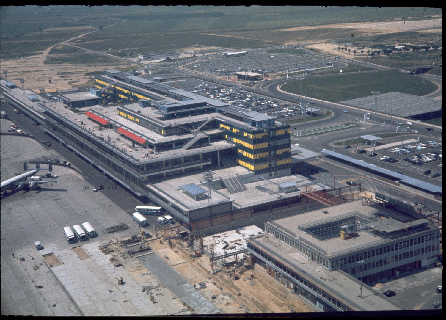 1961 février octobre, les travaux de jonction des Installations Terminales et de l'Aérogare-Sud., vus depuis le sud est.