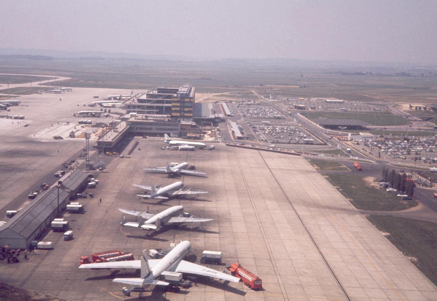 1961 février octobre, les travaux de jonction des Installations Terminales et de l'Aérogare-Sud, vus depuis l'est.