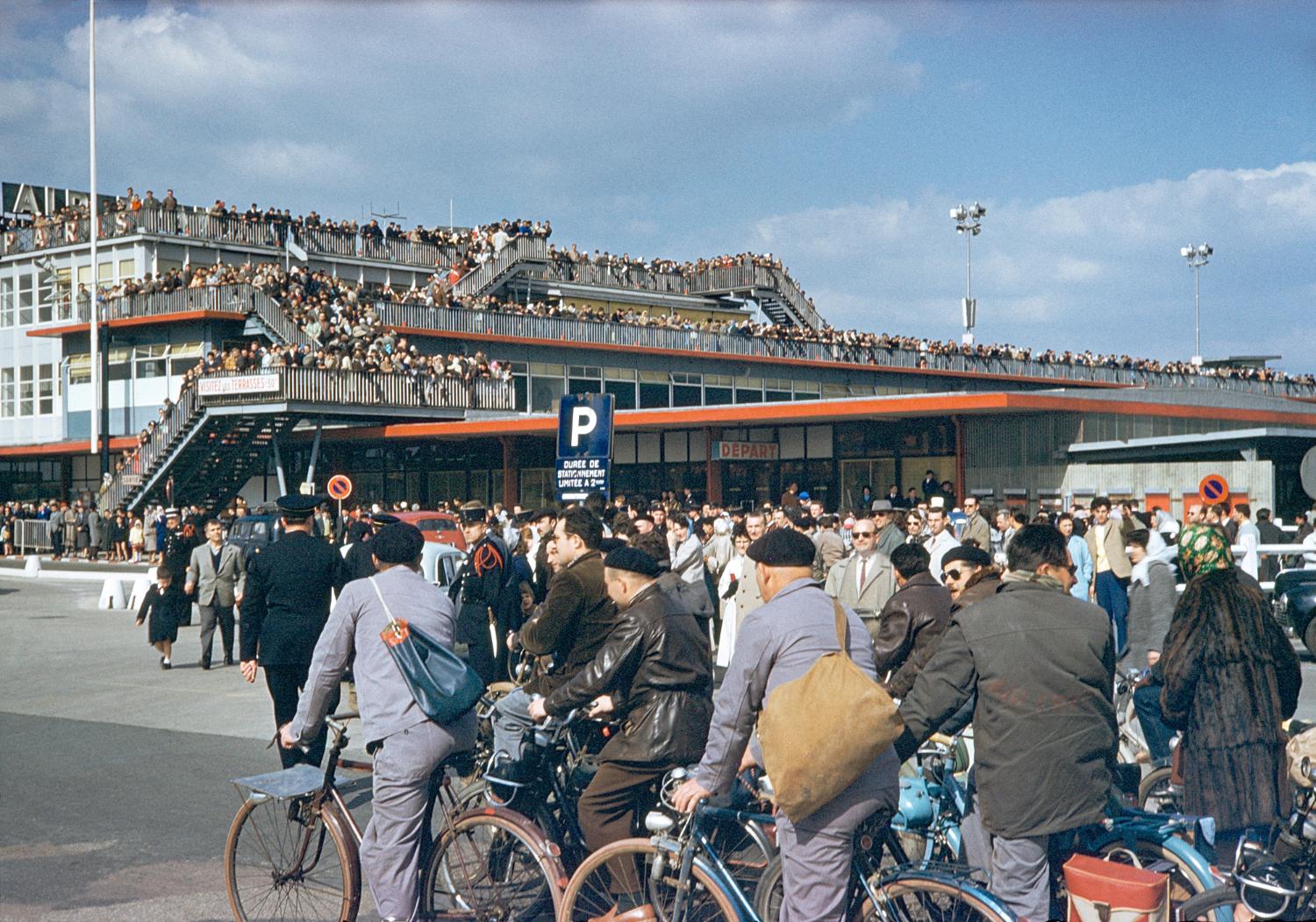 1956, la foule des parisiens à l'Aérogare-Sud, un dimanche à Orly, vue prise depuis le sud-ouest