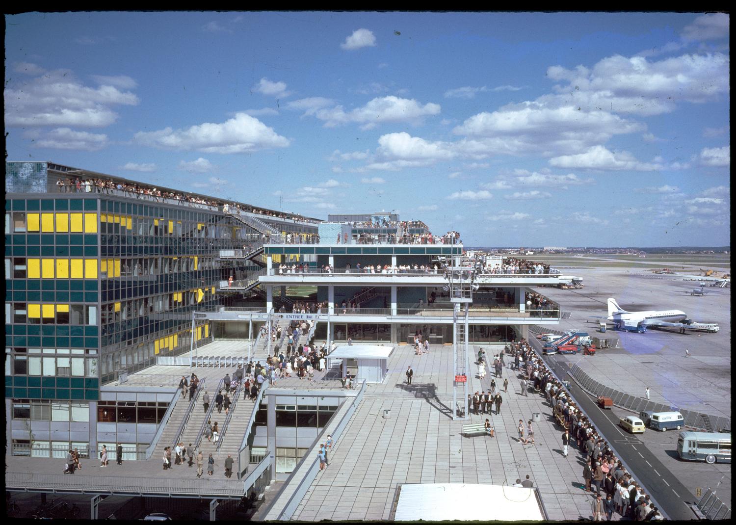 1961, les terrasses d'Orly vues depuis l'ouest.
