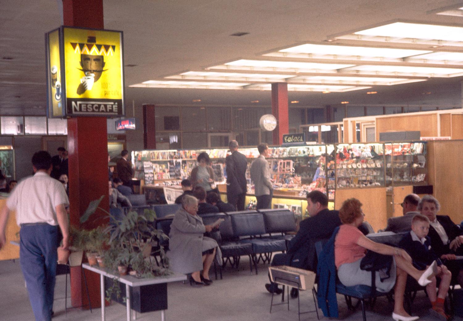 1956, le hall de l'Aérogare-Sud, rez-de-chaussée.