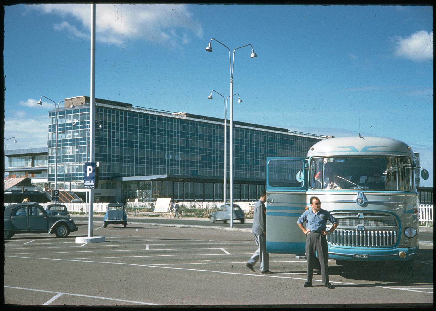 1957 1961, la construction des Installations Terminales en 1959, on voit les voitures sur le parking de l'Aérogare-Sud au au premier plan, vue prise depuis le nord est.
