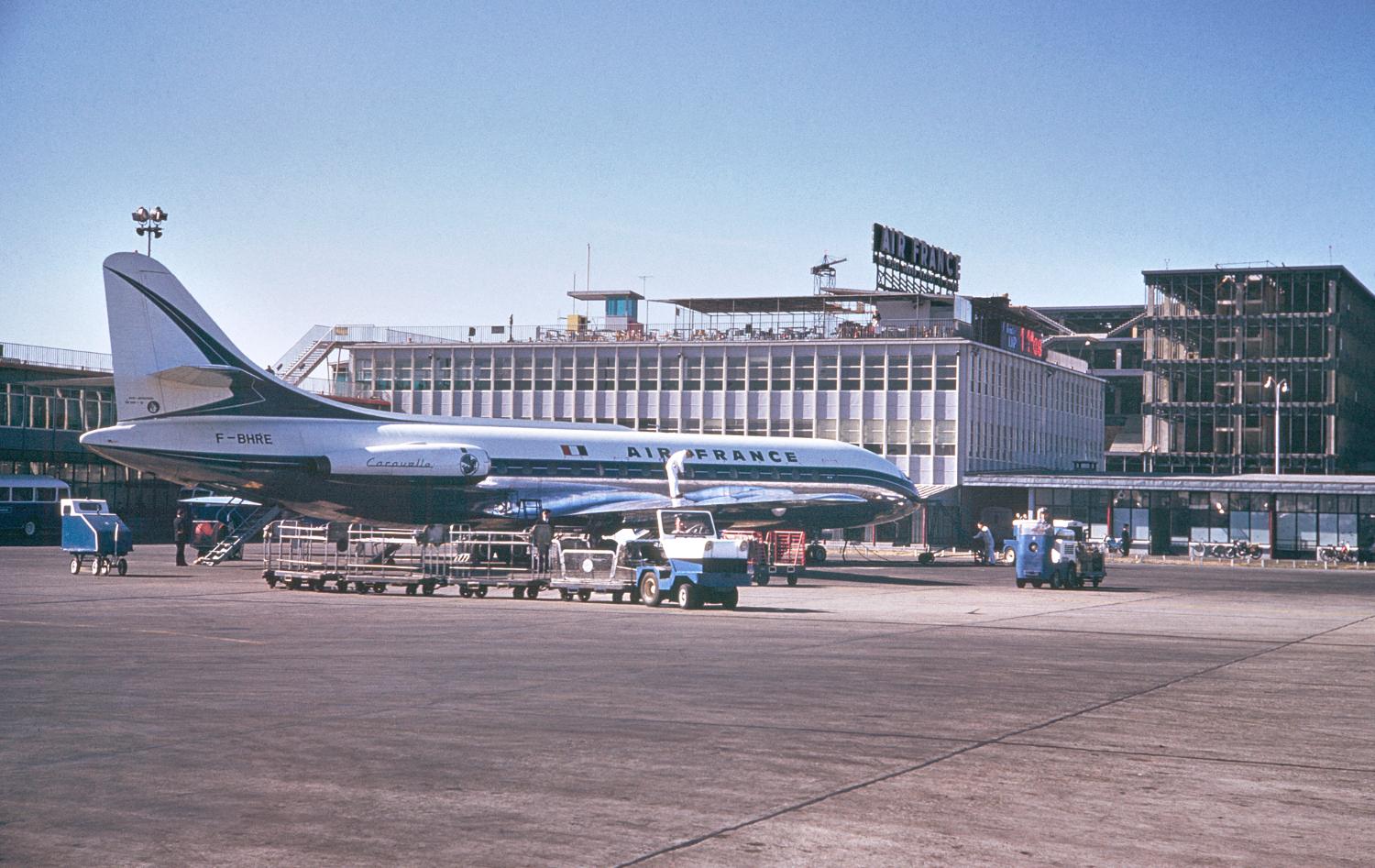 1959, Caravelle F-BHRE "Artois" d'Air France devant l'Aérogare-Sud vue prise depuis l'est. ; 1959,  Caravelle F-BHRE "Artois" d'Air France devant l'Aérogare-Sud vue prise depuis l'est.