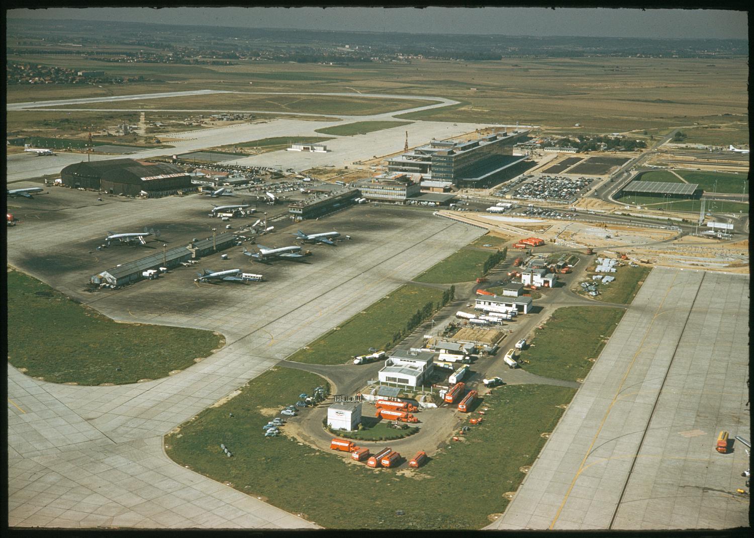 1960, le premier pavillon d'honneur dit l'Isba à son premier emplacement côté piste, vu depuis le nord est. ; 1957 1961, la construction des Installations Terminales en 1960, vue prise depuis le nord est