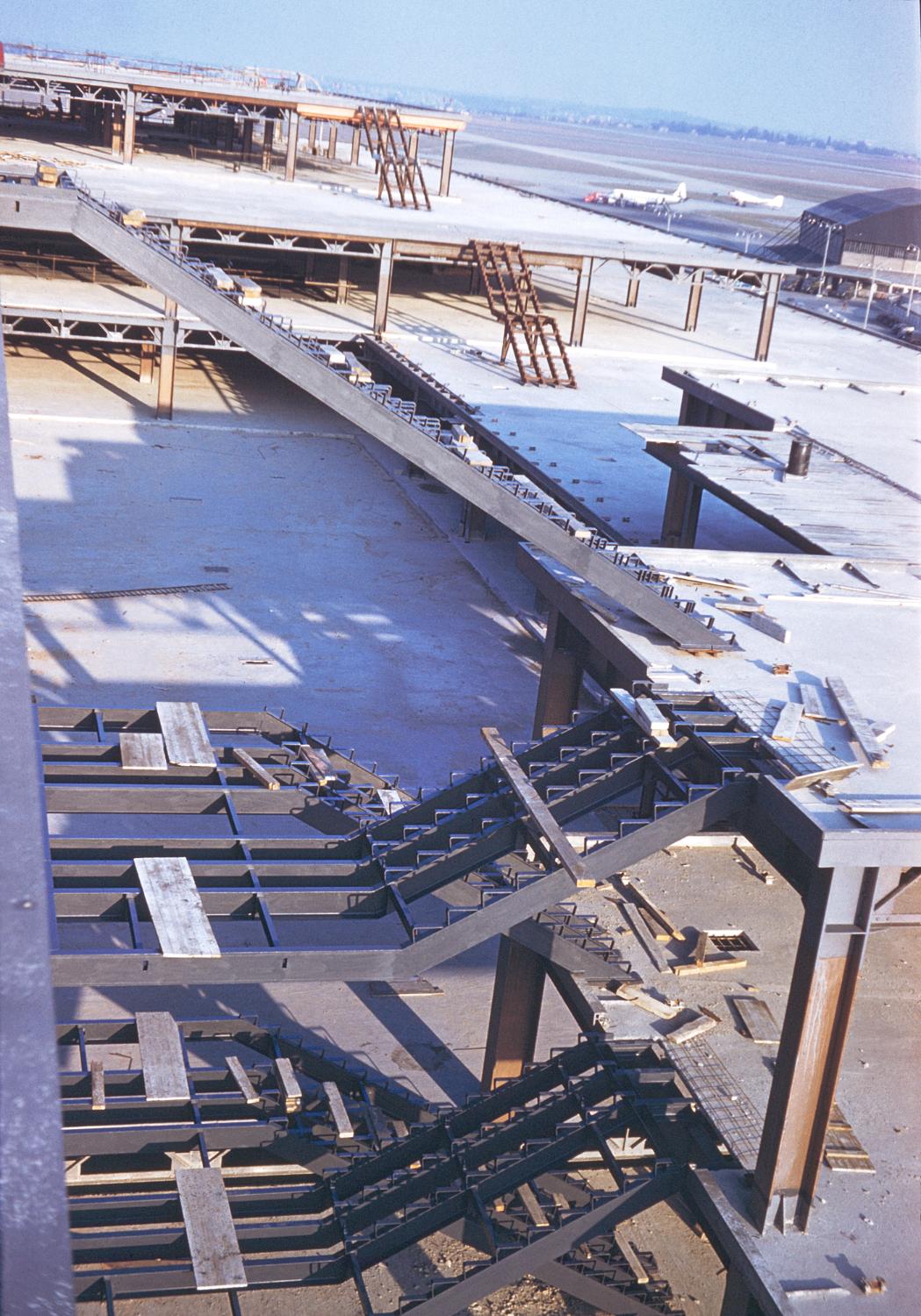 1957 1961, la construction des Installations Terminales, le montage de l'ossature métallique et des plancher des terrasses en 1958. vue prise depuis le sud ouest.