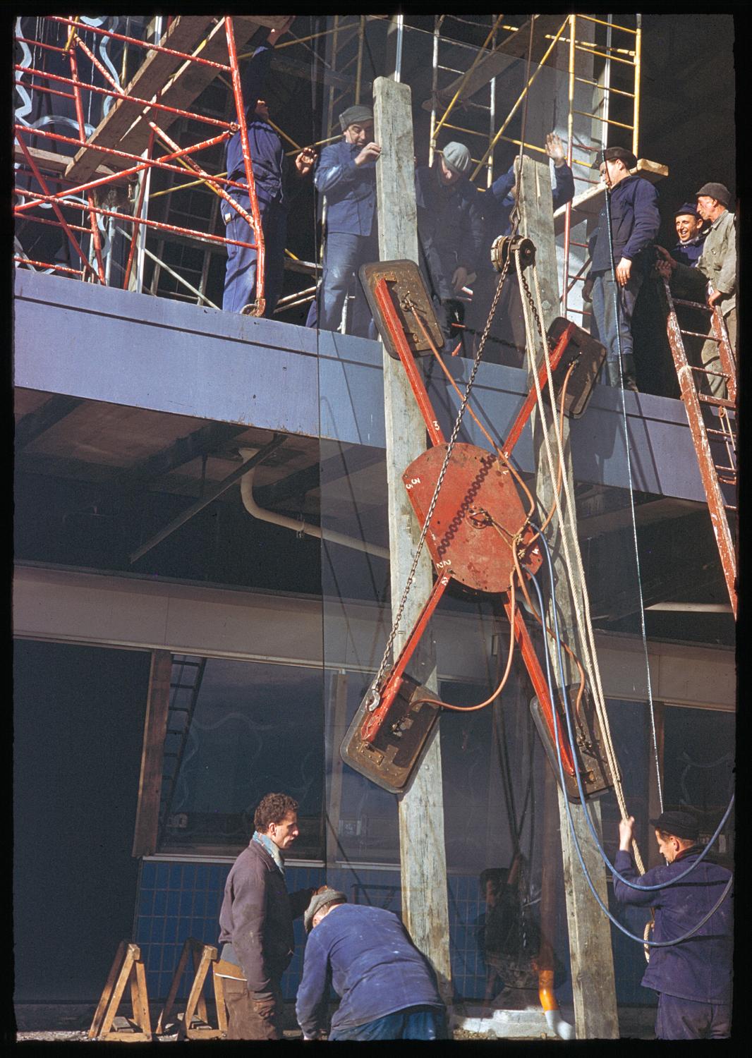 1957 1961, la construction des Installations Terminales: l'installation des dalles en verre du mur-rideau de la façade sud, vue prise depuis le sud ouest.
