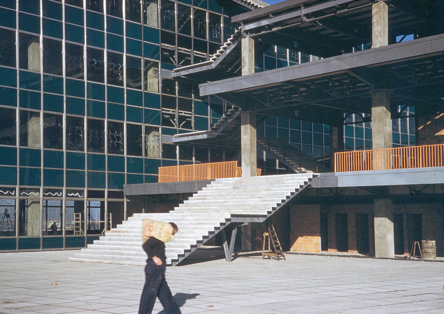 1957 1961, la construction des Installations Terminales en 1959, vue prise depuis le sud ouest.