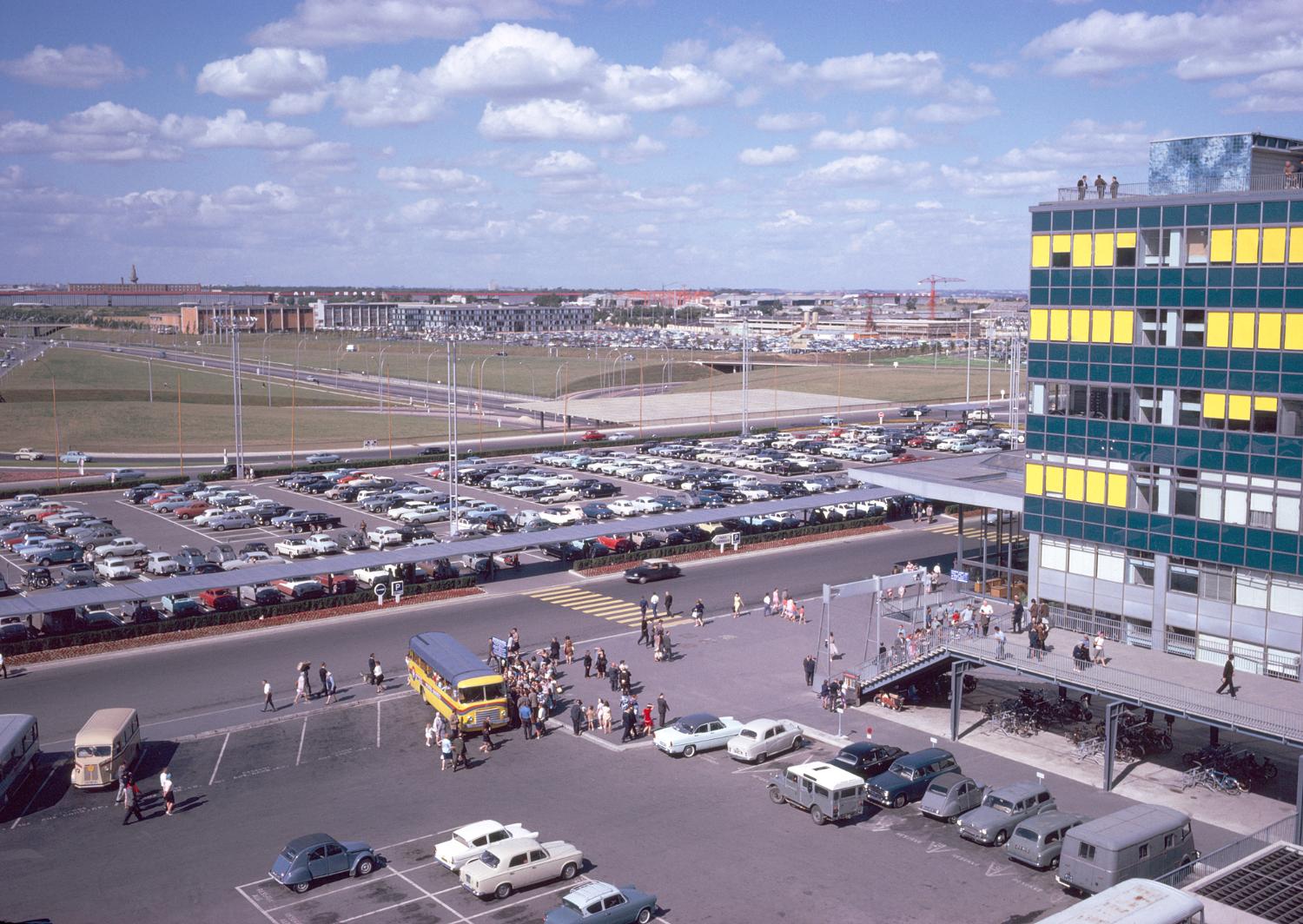 1961, accès aux terrasses coté ouest. 