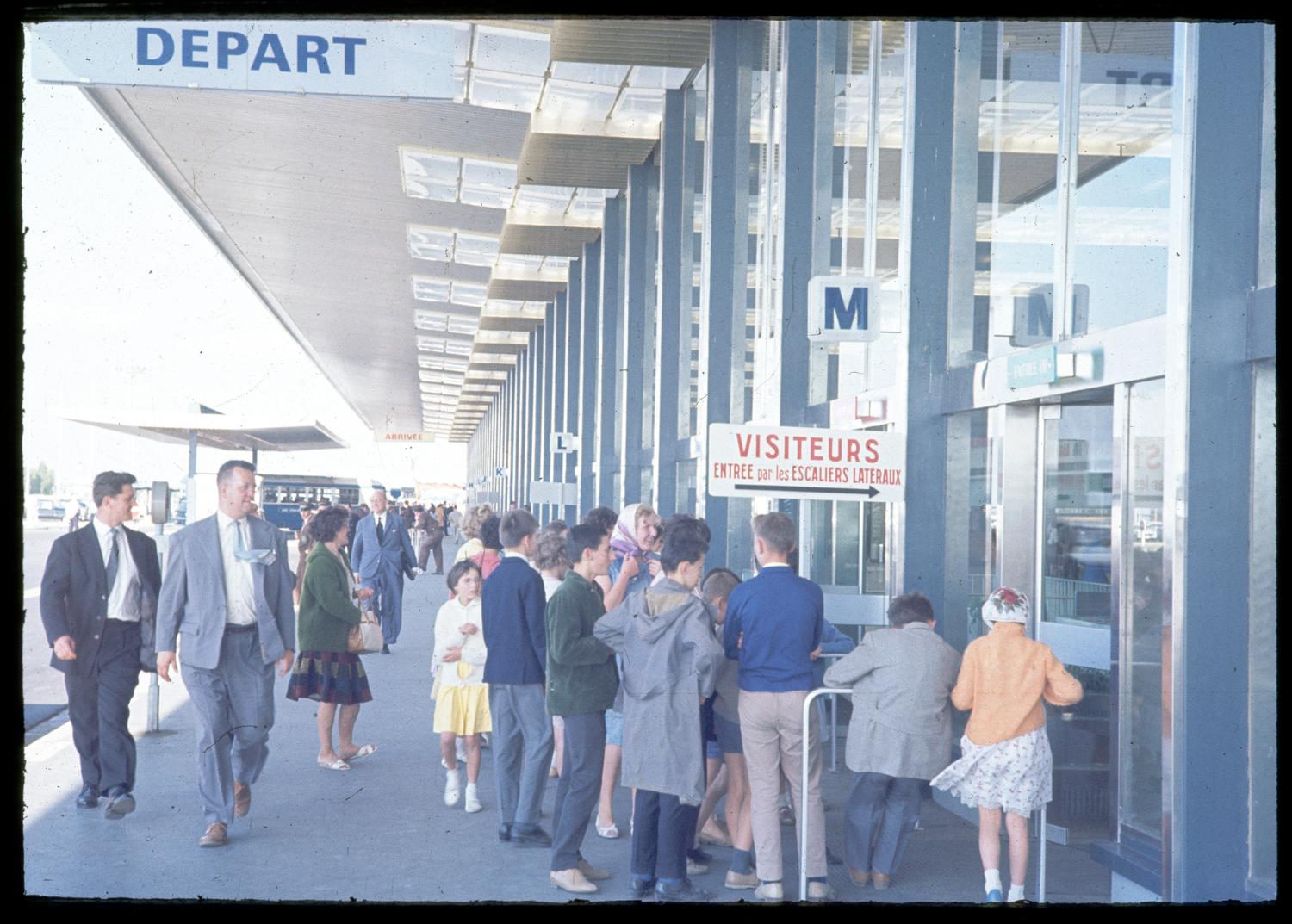 Visiteurs entrée par les escalier latéraux, panneaux signalant l'entrée des terrasses sur le parvis du Grand hall.