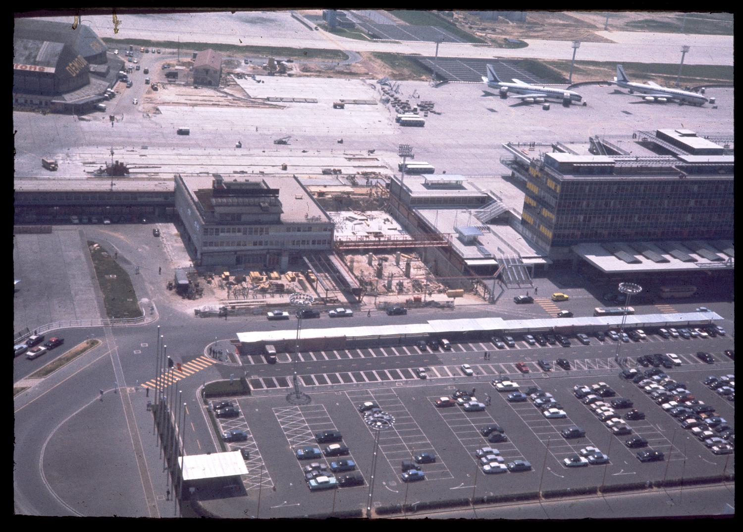 1961 février octobre, les travaux de jonction des Installations Terminales et de l'Aérogare-Sud, vus depuis le nord est.