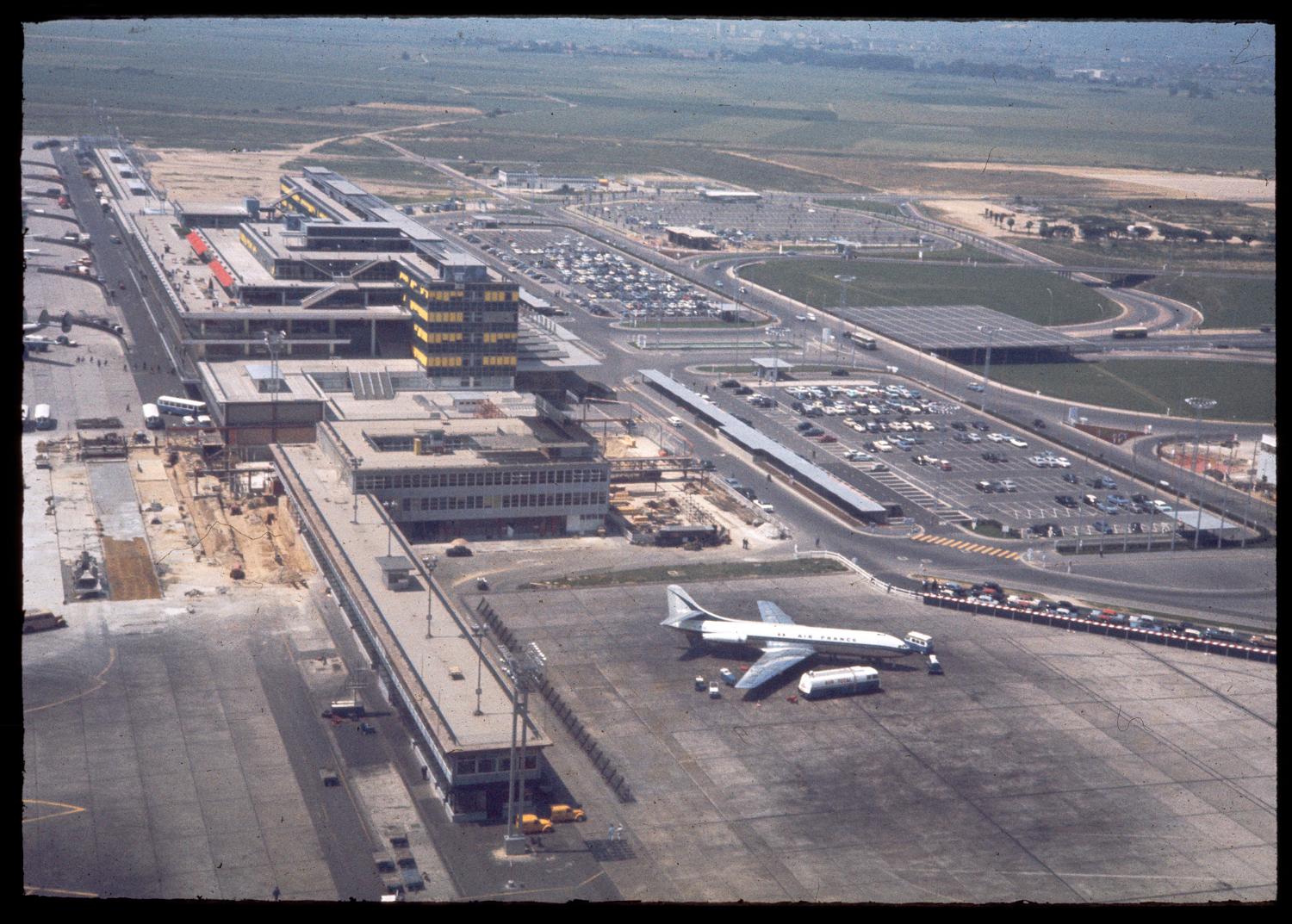 1961 février octobre, les travaux de jonction des Installations Terminales et de l'Aérogare-Sud, vus depuis l'est.