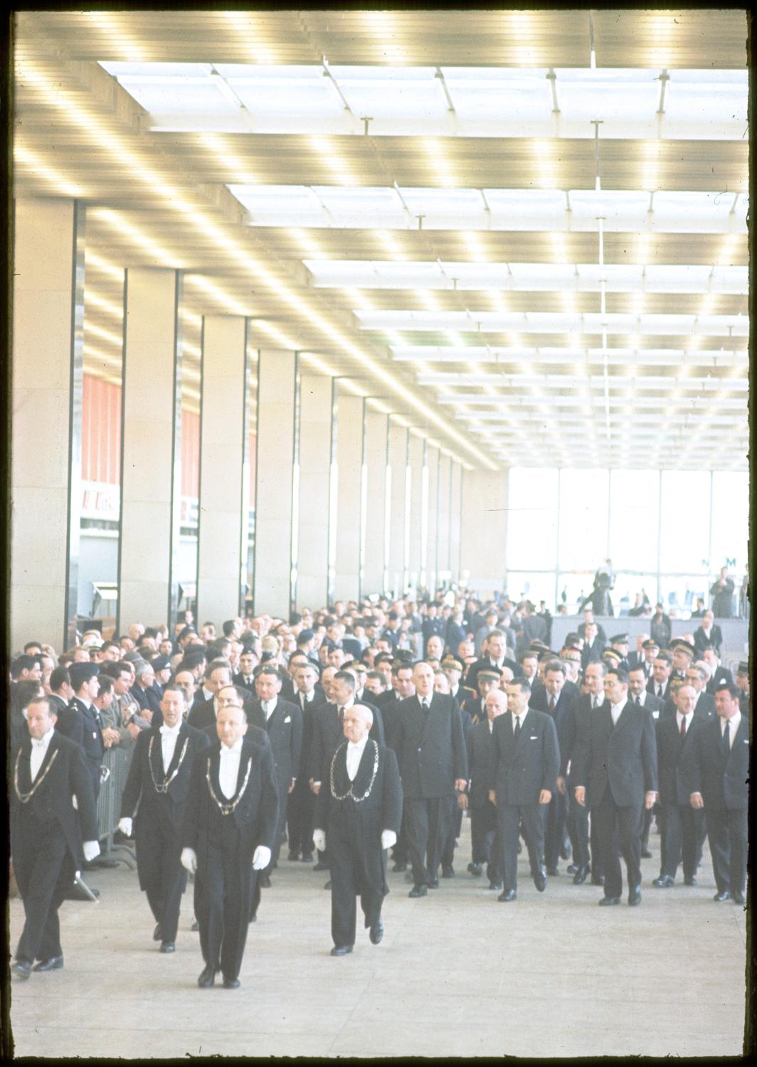 24/02/1961 Inauguration des Installations Terminales, l'arrivée du président de la République dans le Grand Hall, rez-de-chaussée. ; 24/02/1961 Inauguration des Installations Terminales, l'arrivée du président de la République dans le Grand Hall du rez-de-chaussée. 