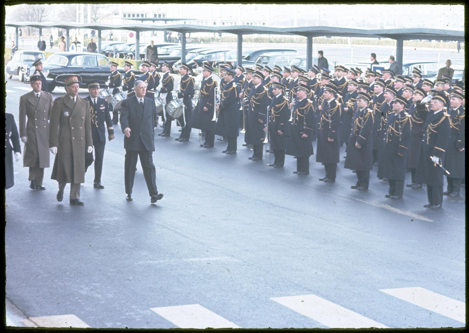 24/02/1961 Inauguration des Installations Terminales, l'arrivée du président de la République sur le parvis du Grand Hall. ; 24/02/1961 Inauguration des Installations Terminales, l'arrivée du président de la République sur le parvis du Grand Hall.