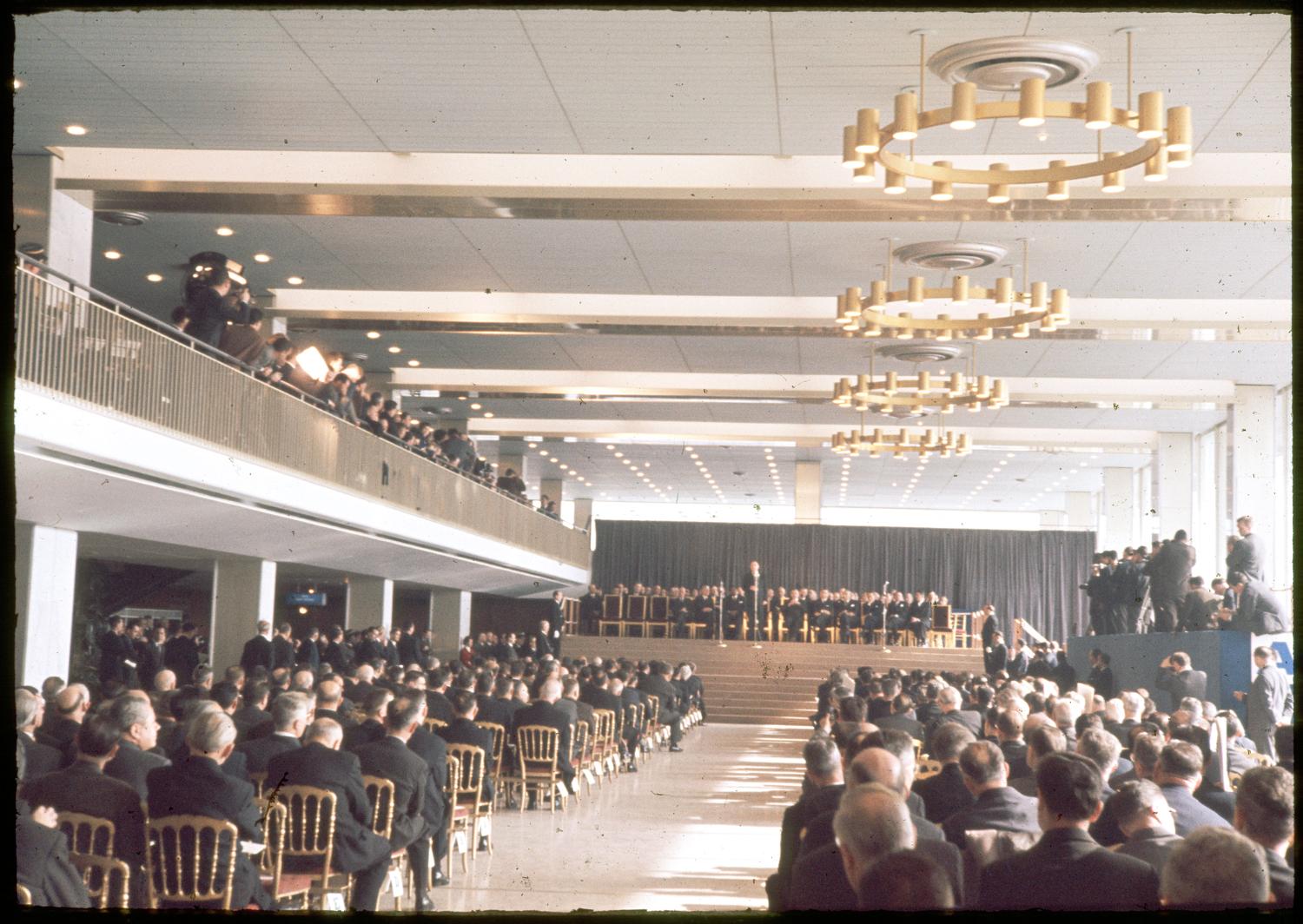 24/02/1961 Inauguration des Installations Terminales, le discours du président de la République dans la Galerie marchande au premier étage. ; 24/02/1961 Inauguration des Installations Terminales, le discours du président de la République dans la Galerie marchande au premier étage.