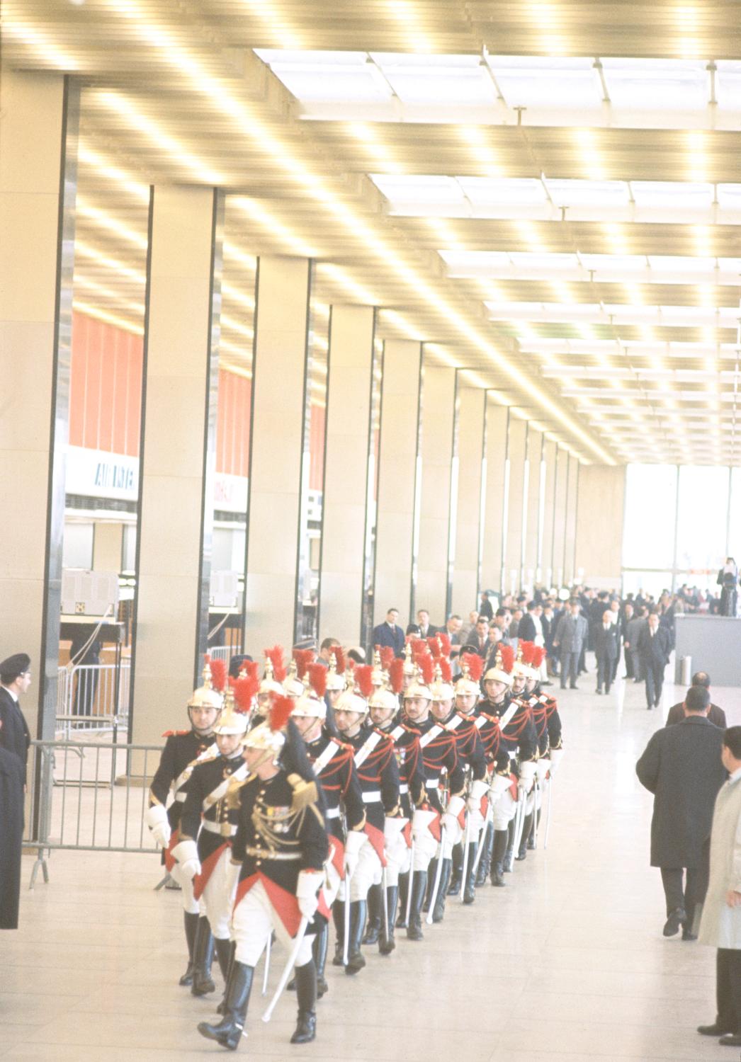 24/02/1961 Inauguration des Installations Terminales, l'arrivée de la Garde républicaine dans le Grand Hall. ; 24/02/1961 Inauguration des Installations Terminales, l'arrivée de la Garde républicaine dans le Grand Hall.