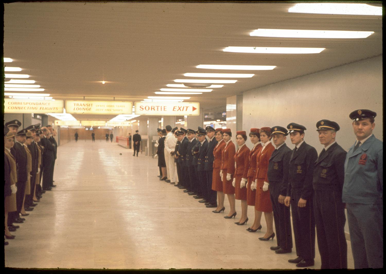 24/02/1961 Inauguration des Installations Terminales, le personnel de l'Aéroport de Paris à l'entrée du Transit (zone internationale), 1er étage.. ; 24/02/1961 Inauguration des Installations Terminales, le personnel de l'Aéroport de Paris à l'entrée du Transit (zone internationale), 1er étage.