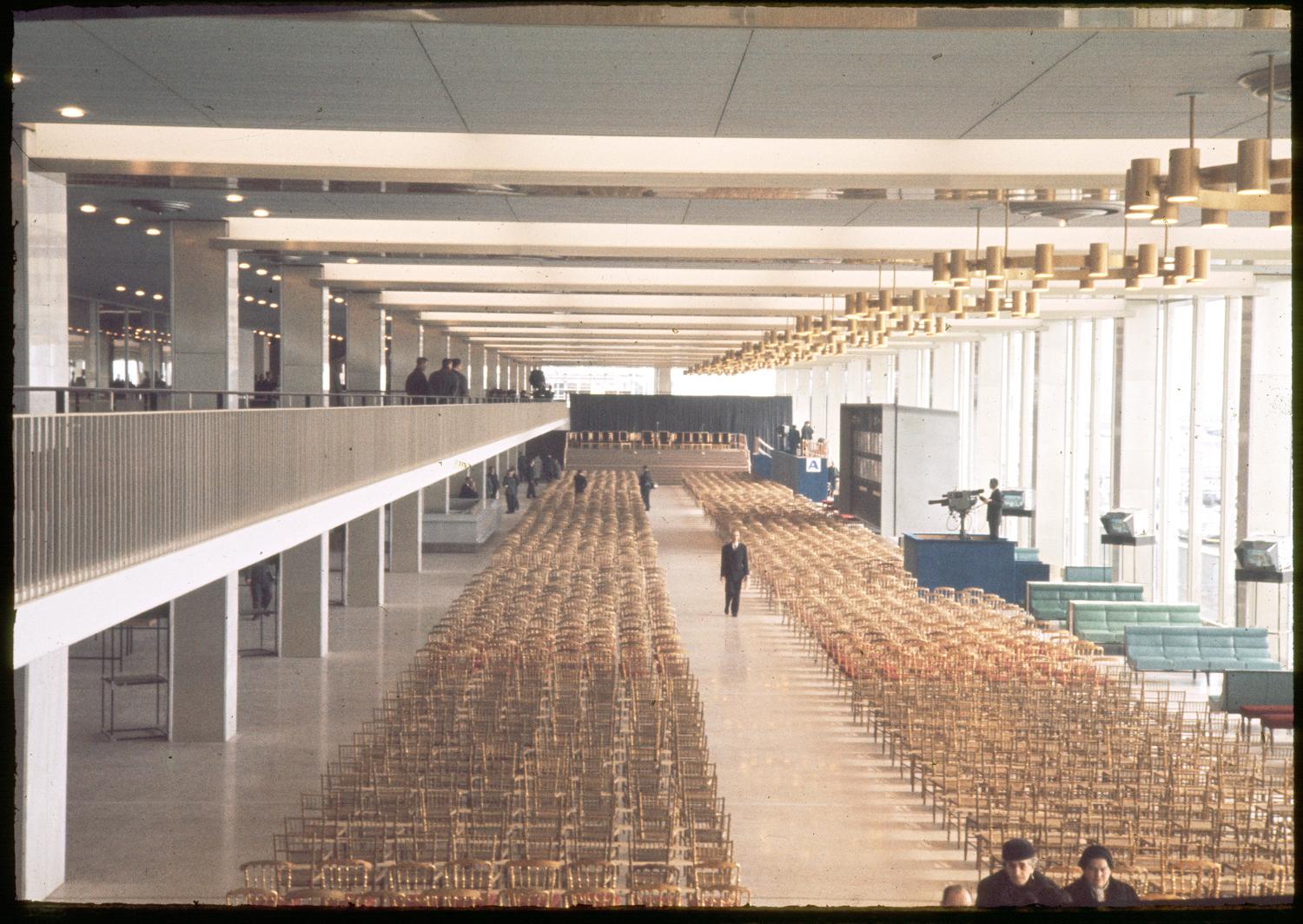 24/02/1961 Inauguration des Installations Terminales, l'aménagement de la Galerie marchande (1er étage) pour la cérémonie d'inauguration. ; 24/02/1961 Inauguration des Installations Terminales, l'aménagement de la Galerie marchande au premier étage pour la cérémonie d'inauguration.