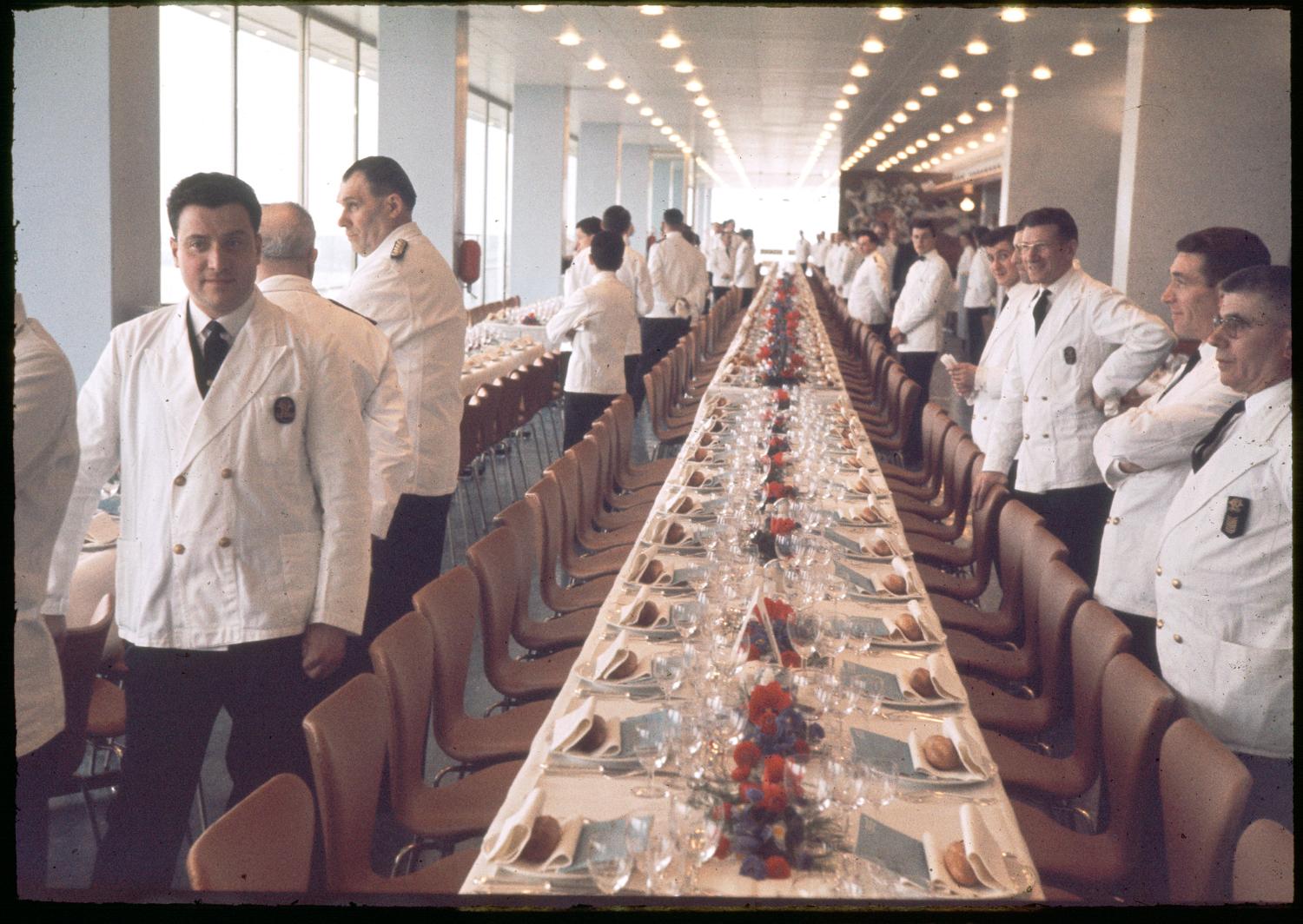 24/02/1961 Inauguration des Installations Terminales, les Horizons (3ème étage), service spécial pour l'inauguration, chaises 3107 série 7 (Arne Jacobsen). ; 24/02/1961 Inauguration des Installations Terminales, les Horizons (3ème étage), service spécial pour l'inauguration.