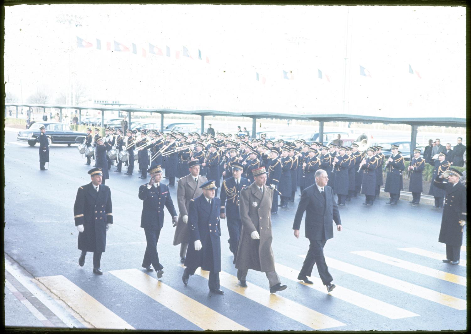 24/02/1961 Inauguration des Installations Terminales, l'arrivée du président de la République sur le parvis du Grand Hall. ; 24/02/1961 Inauguration des Installations Terminales, l'arrivée du président de la République sur le parvis du Grand Hall.
