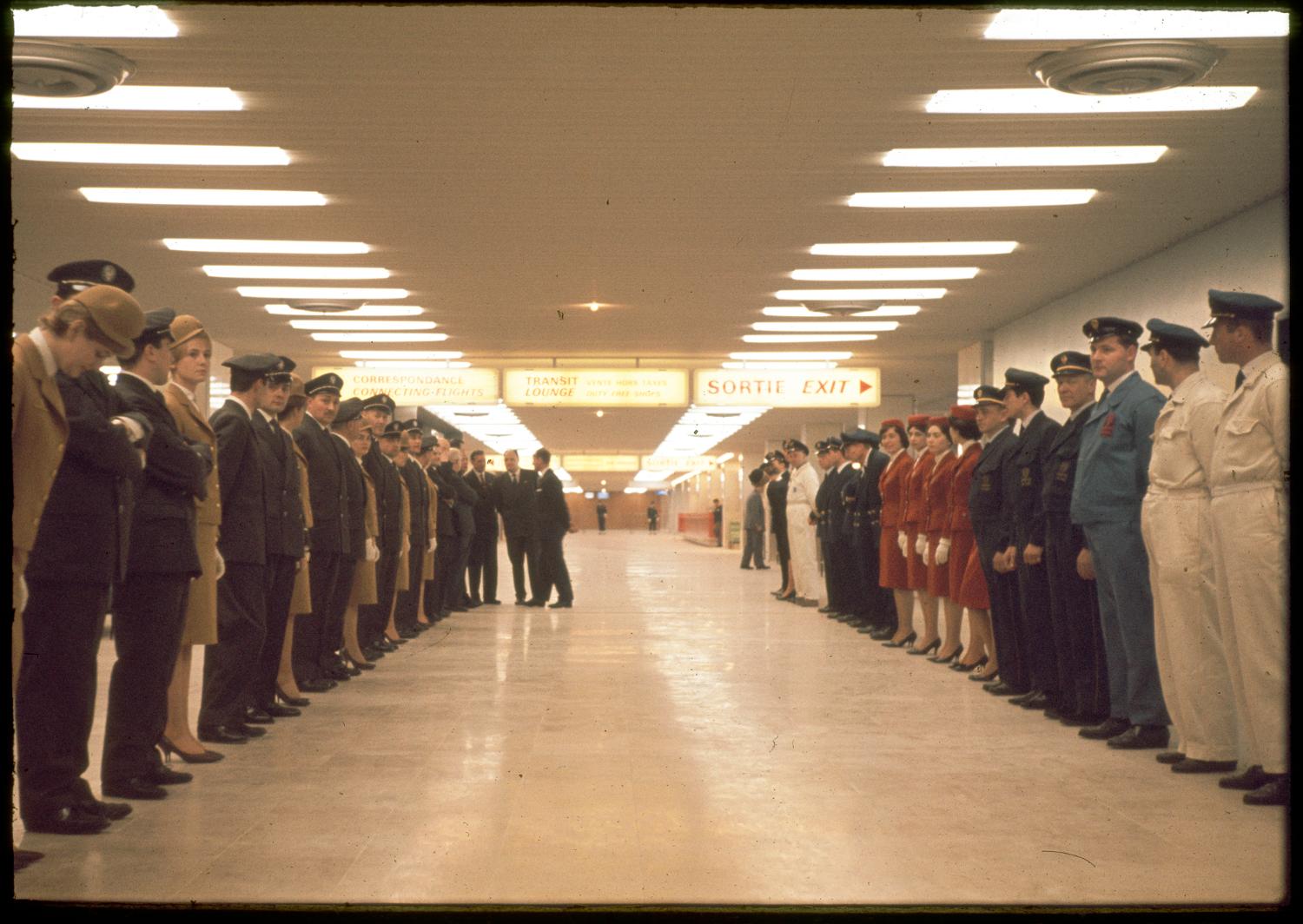 24/02/1961 Inauguration des Installations Terminales, le personnel de l'Aéroport de Paris à l'entrée du Transit (zone internationale), 1er étage.. ; 24/02/1961 Inauguration des Installations Terminales, le personnel de l'Aéroport de Paris à l'entrée du Transit (zone internationale), 1er étage.
