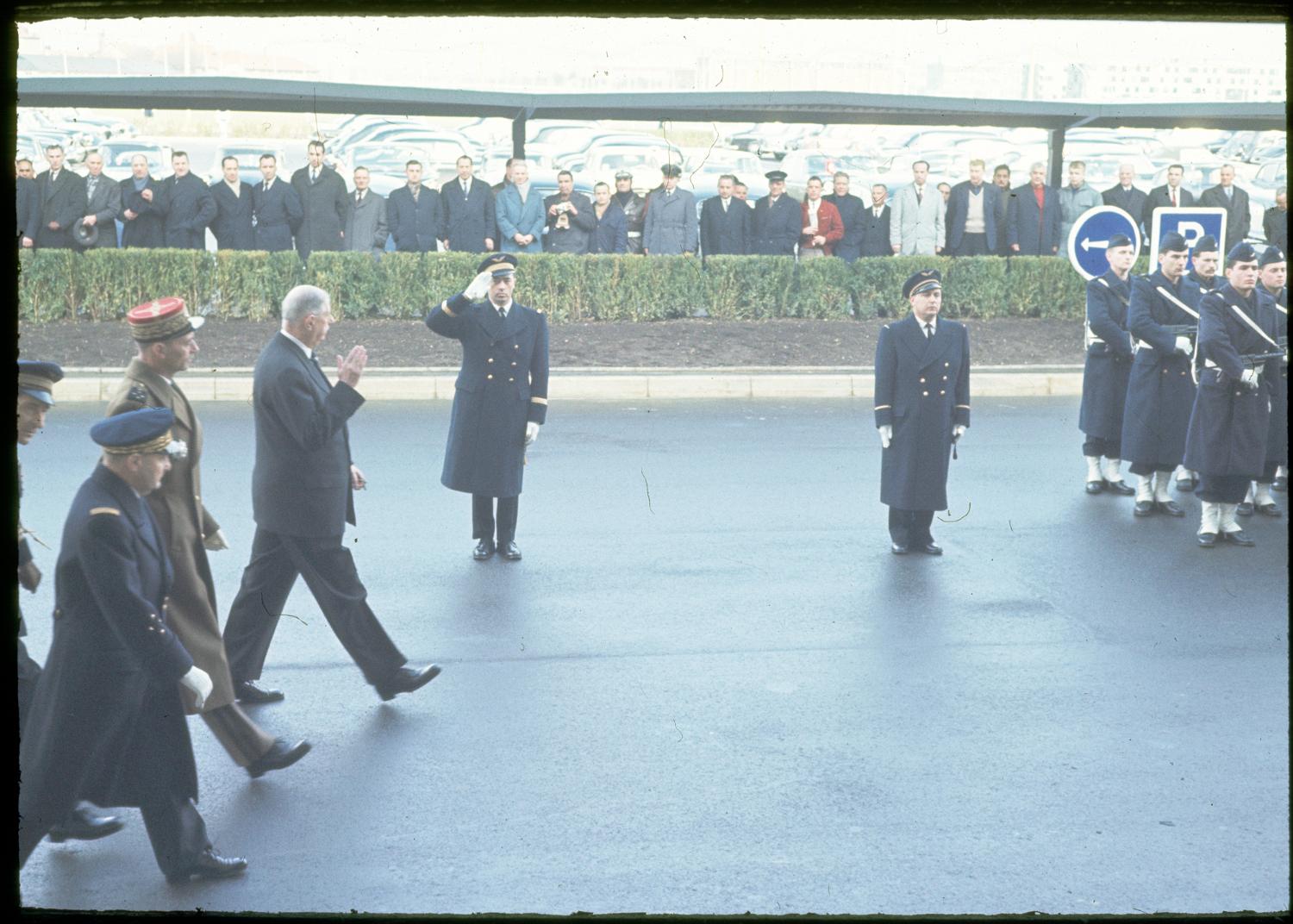 24/02/1961 Inauguration des Installations Terminales, l'arrivée du président de la République sur le parvis du Grand Hall. ; 24/02/1961 Inauguration des Installations Terminales, l'arrivée du président de la République sur le parvis du Grand Hall.