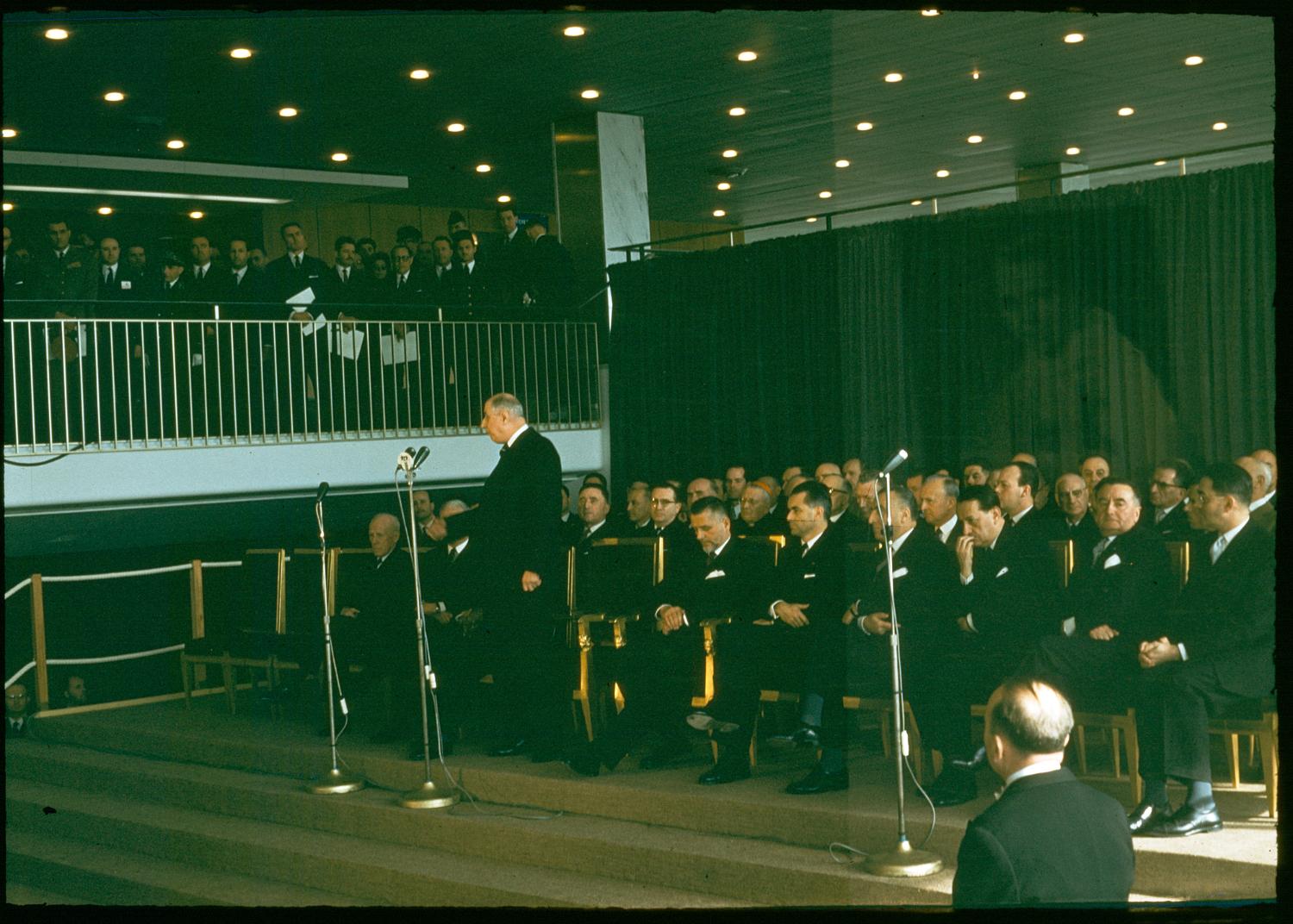 24/02/1961 Inauguration des Installations Terminales, le discours du président de la République dans la Galerie marchande au premier étage. ; 24/02/1961 Inauguration des Installations Terminales, le discours du président de la République dans la Galerie marchande au premier étage.