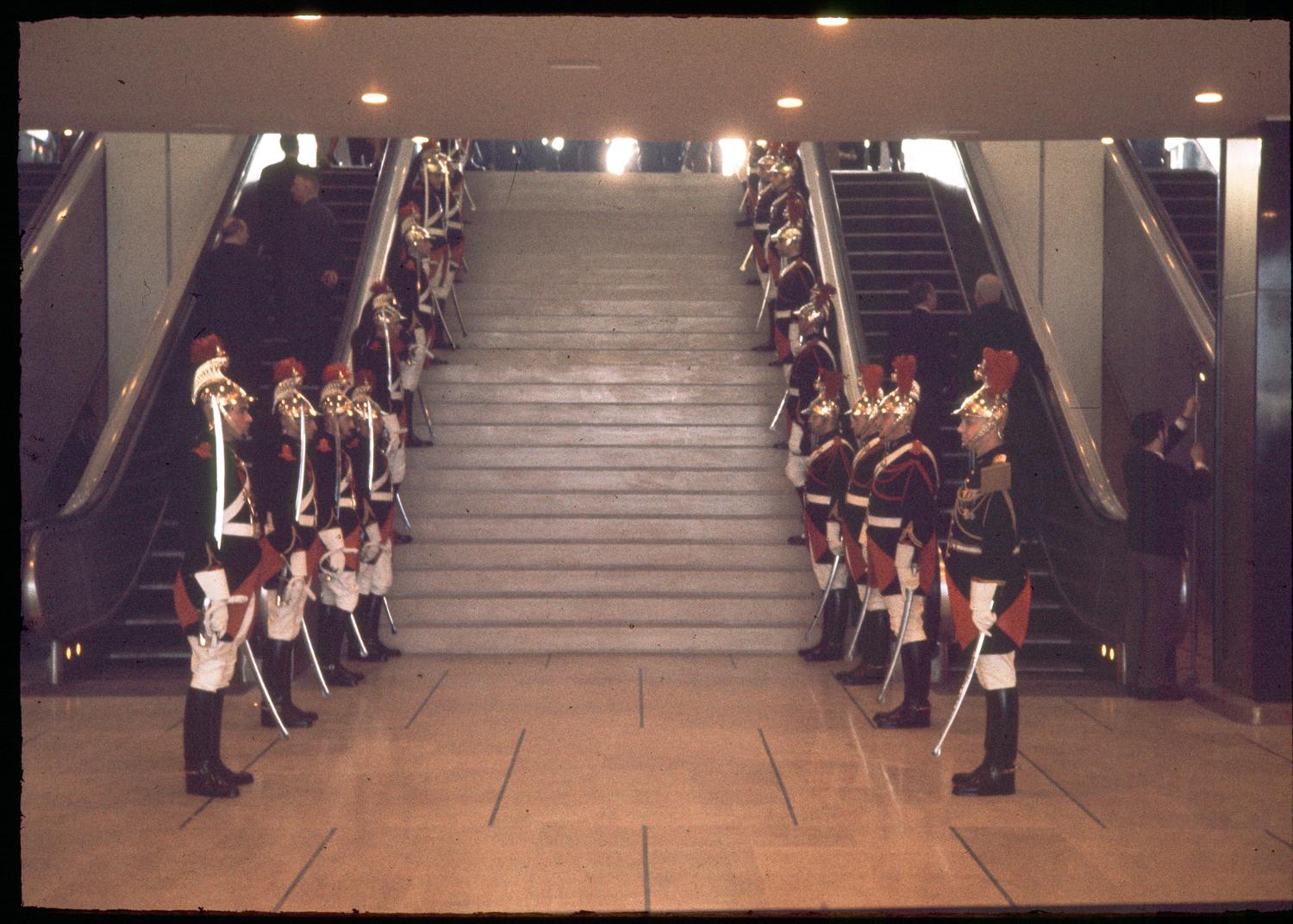 24/02/1961 Inauguration des Installations Terminales, l'arrivée de la Garde républicaine dans le Grand Hall. ; 24/02/1961 Inauguration des Installations Terminales, l'arrivée de la Garde républicaine dans le Grand Hall.