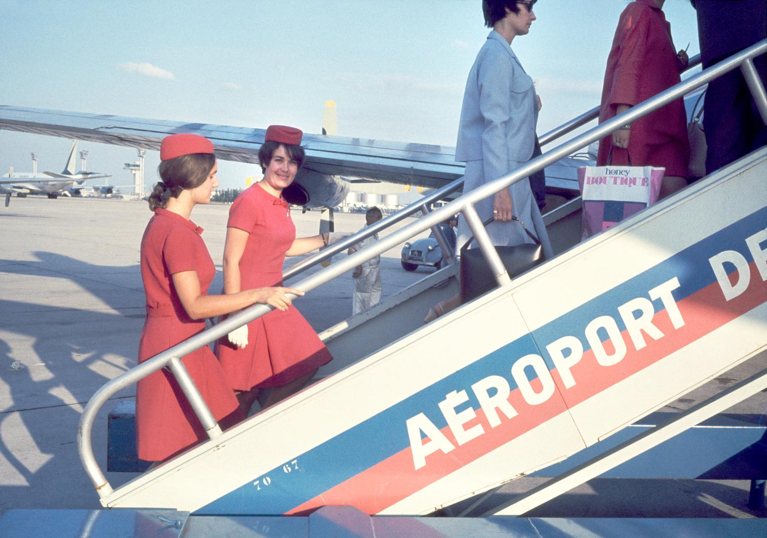 1961, l'embarquement des passagers: l'accès à l'avion par une rampe mobile. 