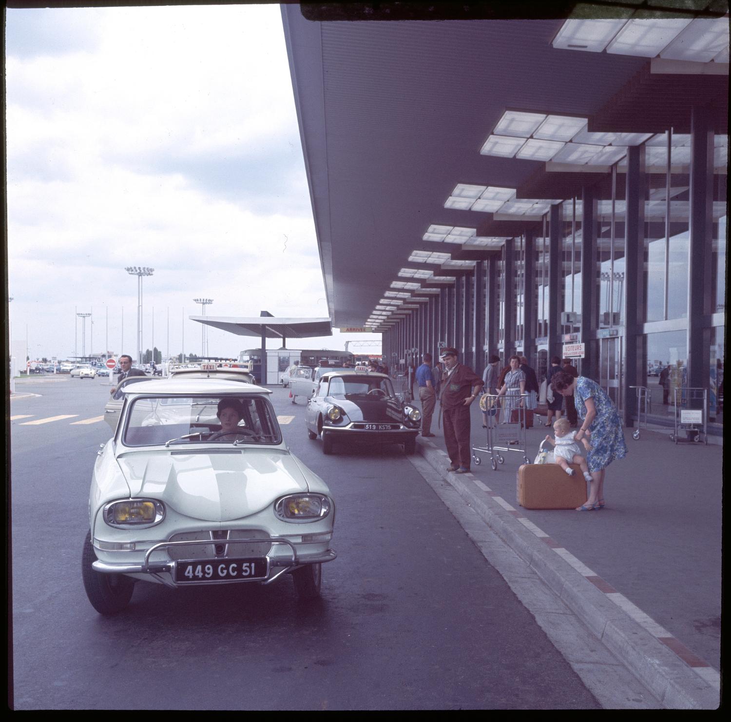 1961, le parvis du Grand Hall.