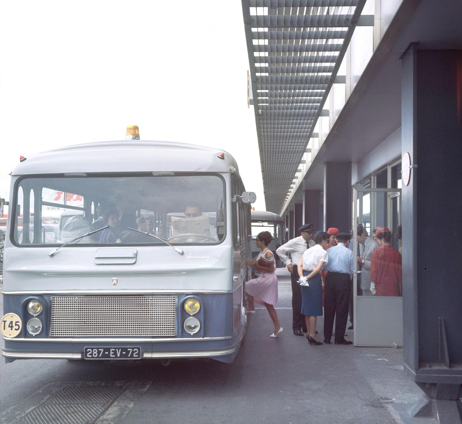 1961, l'embarquement des passagers: l'accès à l'avion par bus.