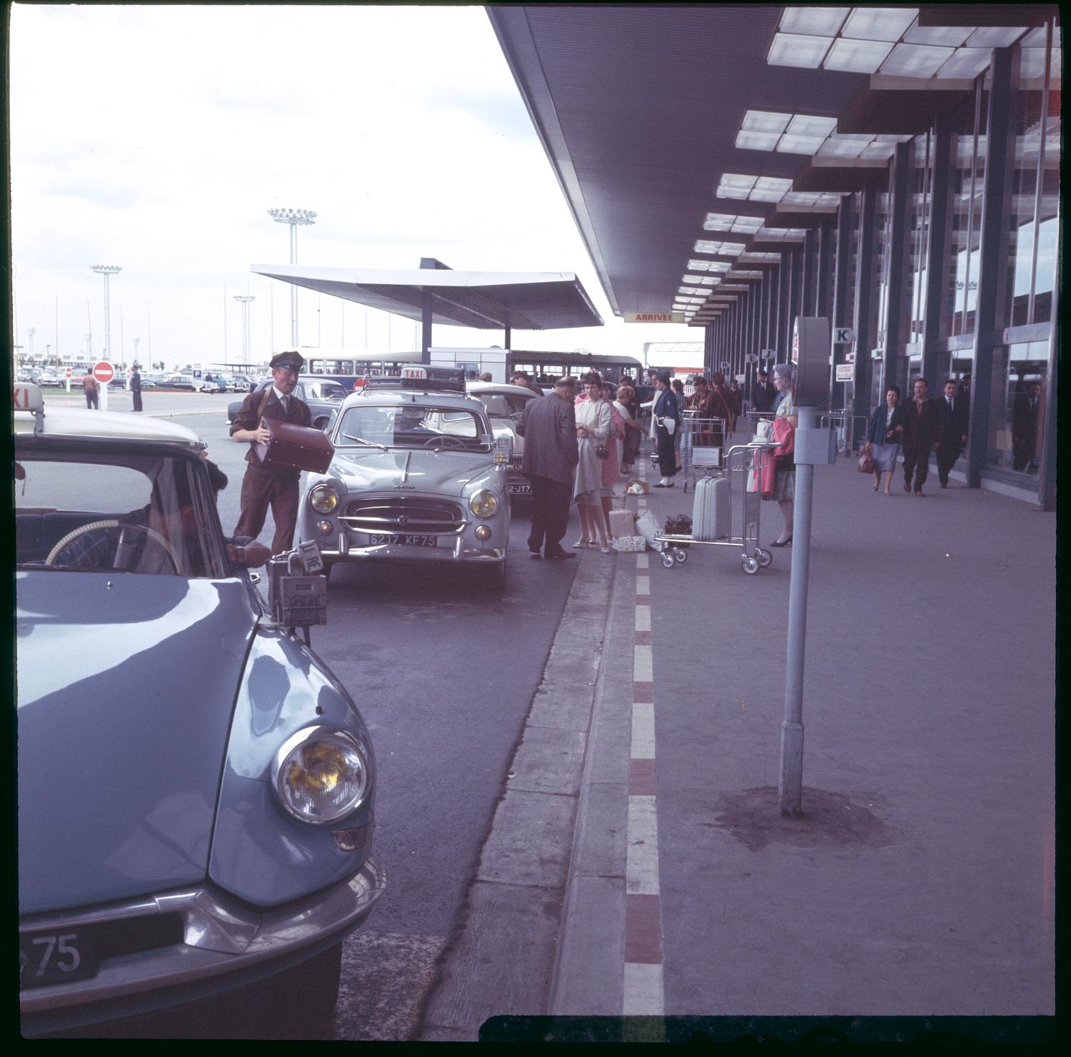 1961, le parvis du Grand Hall.