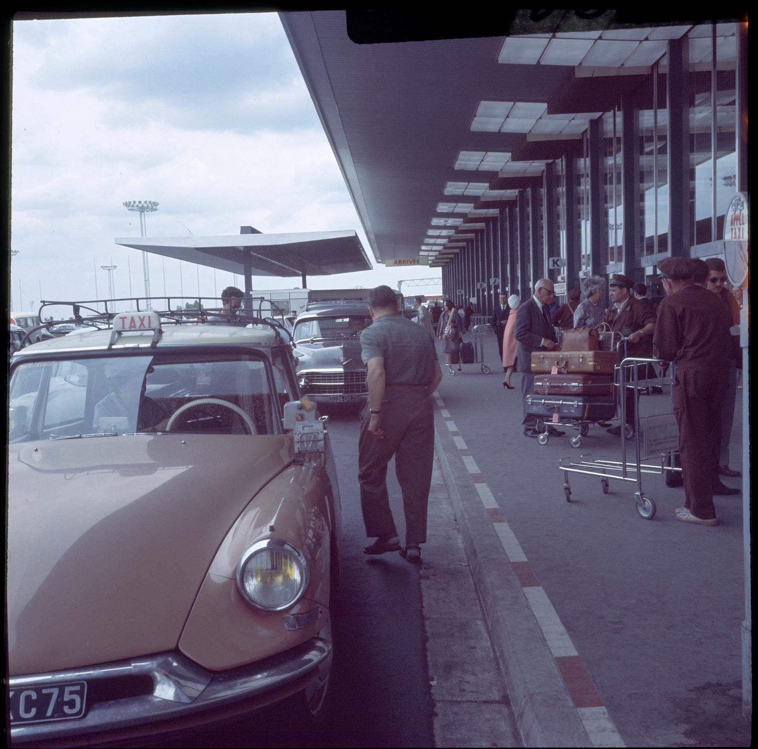 1961, le parvis du Grand Hall.