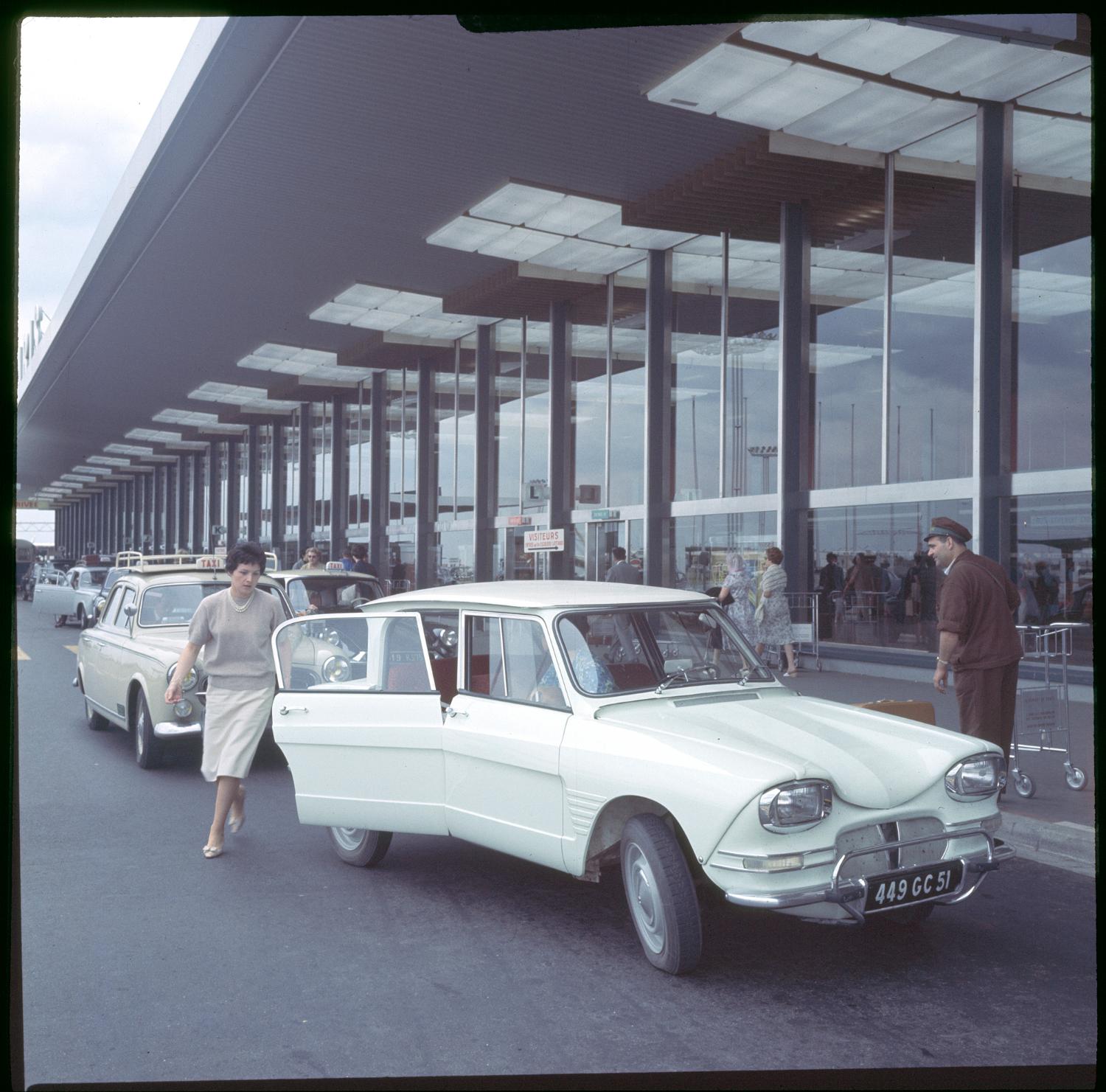 1961, le parvis du Grand Hall.