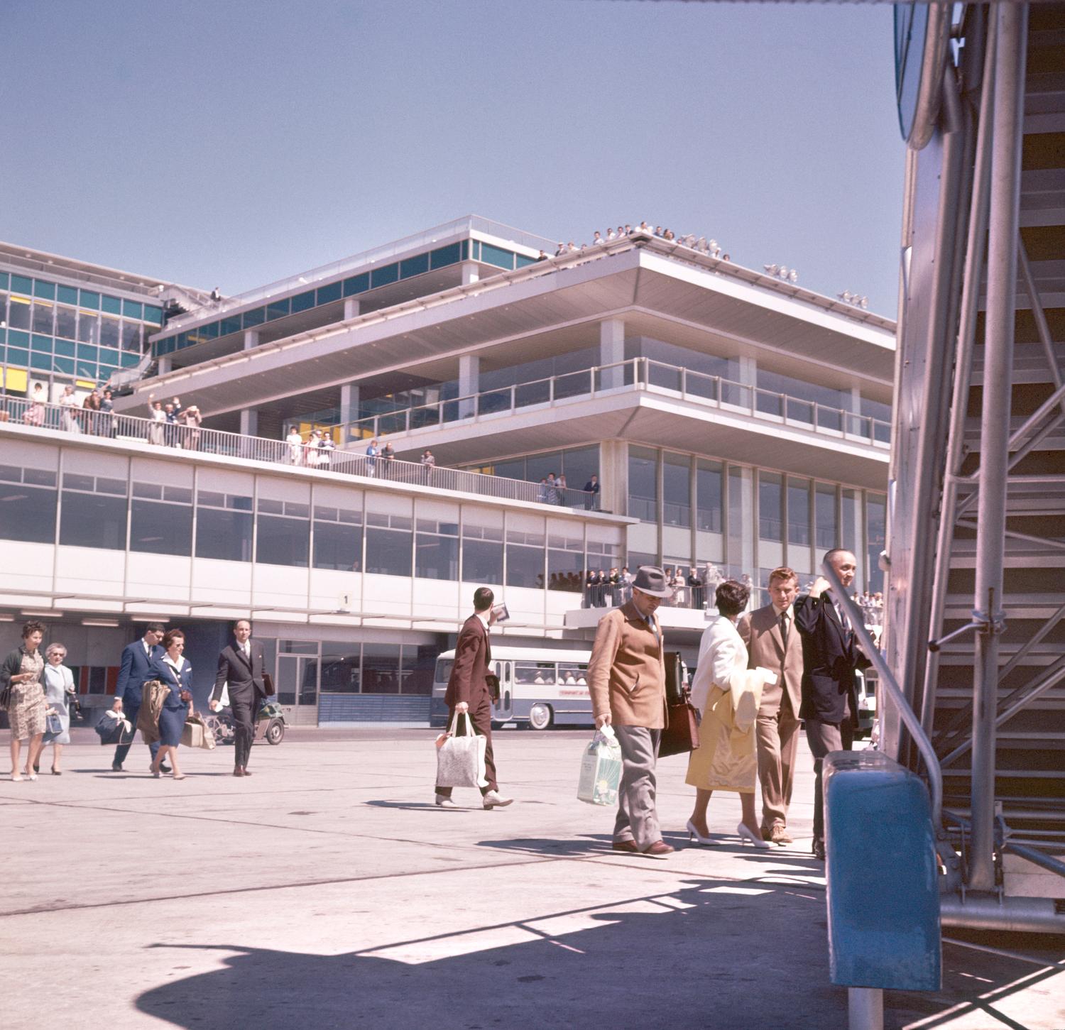1961, l'embarquement des passagers: l'accès à l'avion à pied. 