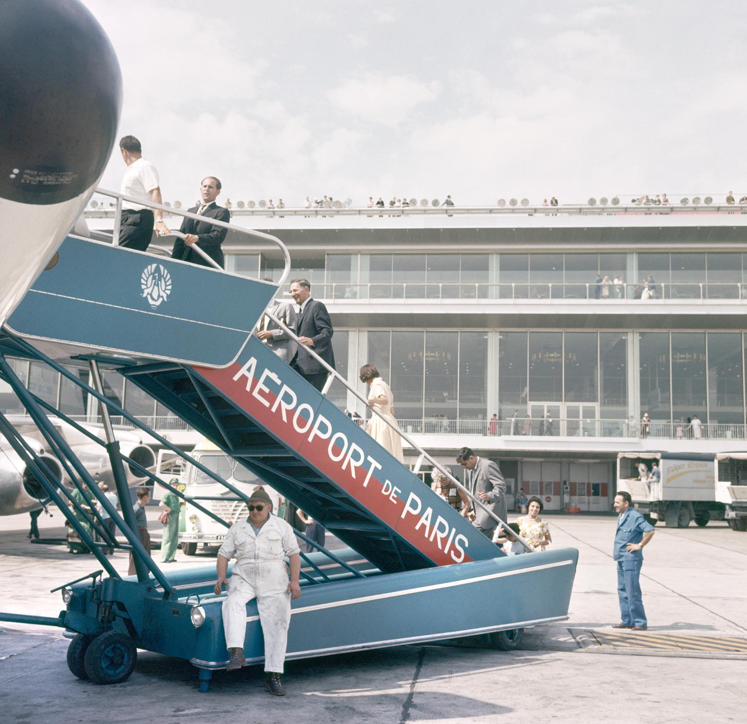 1961, l'embarquement des passagers: l'accès à l'avion par une rampe mobile.
