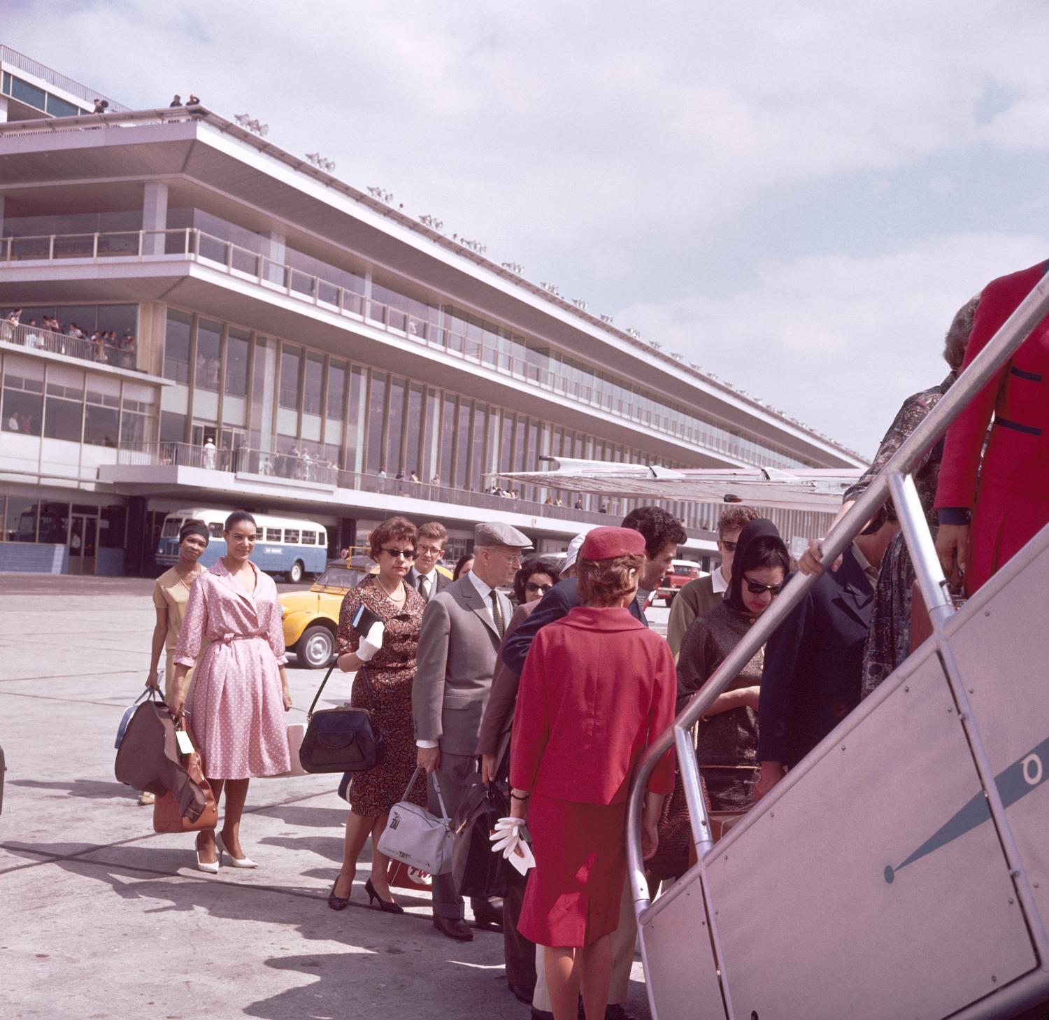1961, l'embarquement des passagers: l'accès à l'avion par une rampe mobile. 