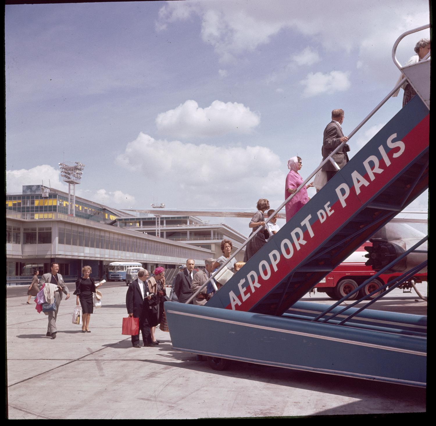 1961, l'embarquement des passagers: l'accès à l'avion par une rampe mobile. 