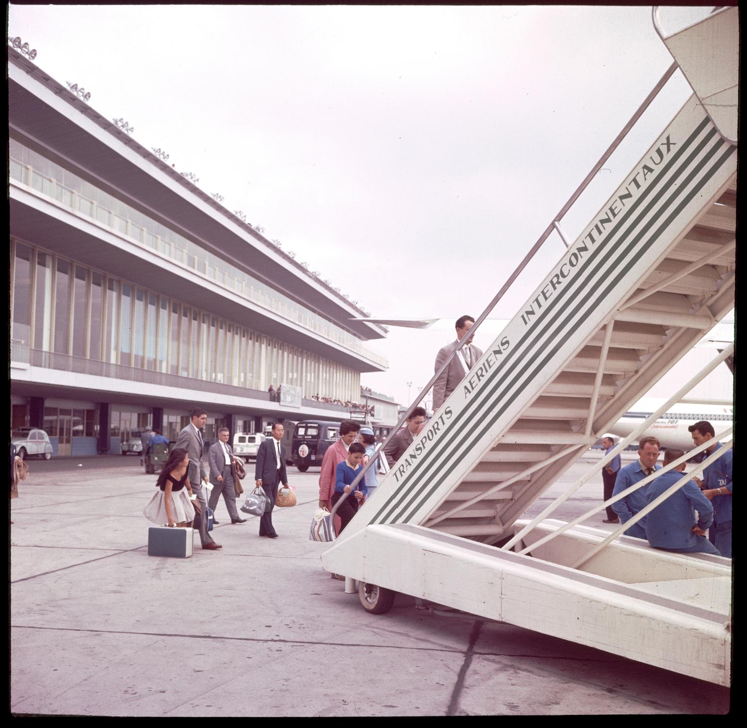 1961, l'embarquement des passagers: l'accès à l'avion par une rampe mobile. 