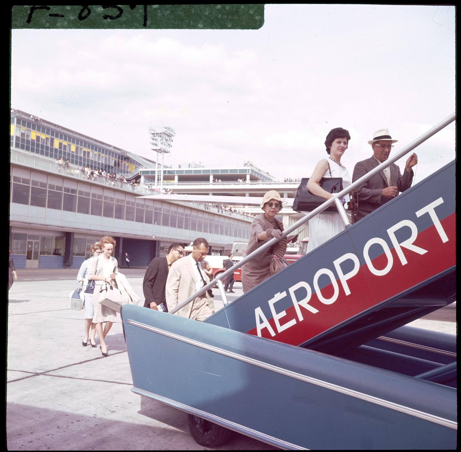 1961, l'embarquement des passagers: l'accès à l'avion par une rampe mobile. 