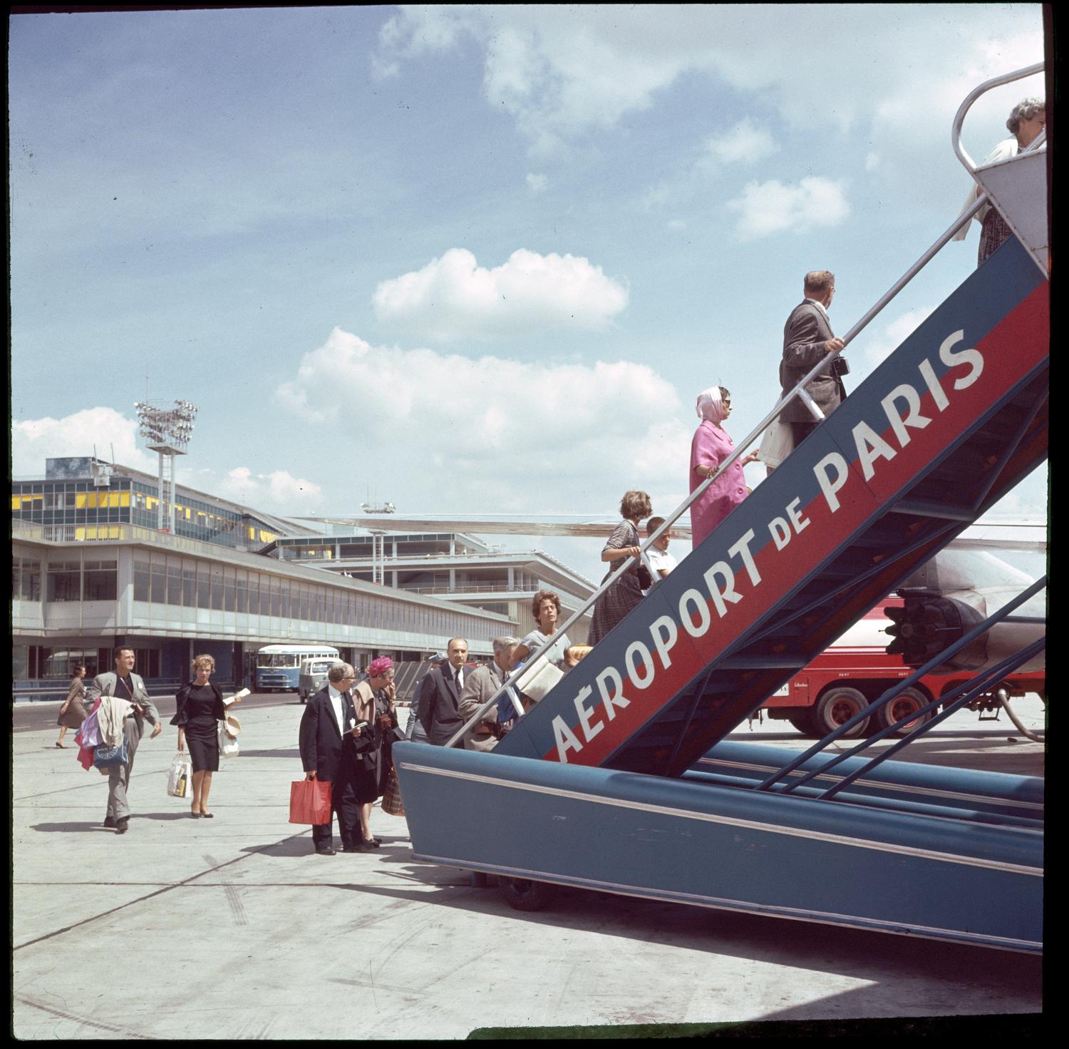 1961, l'embarquement des passagers: l'accès à l'avion par une rampe mobile. 