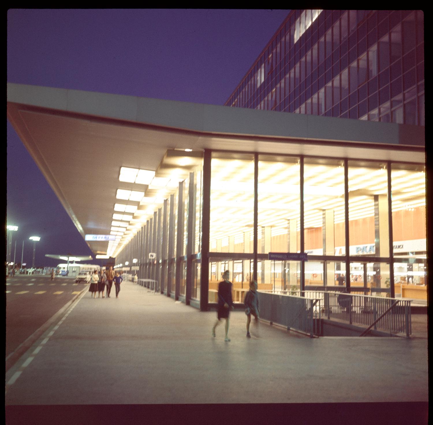 1961, le parvis du Grand Hall.