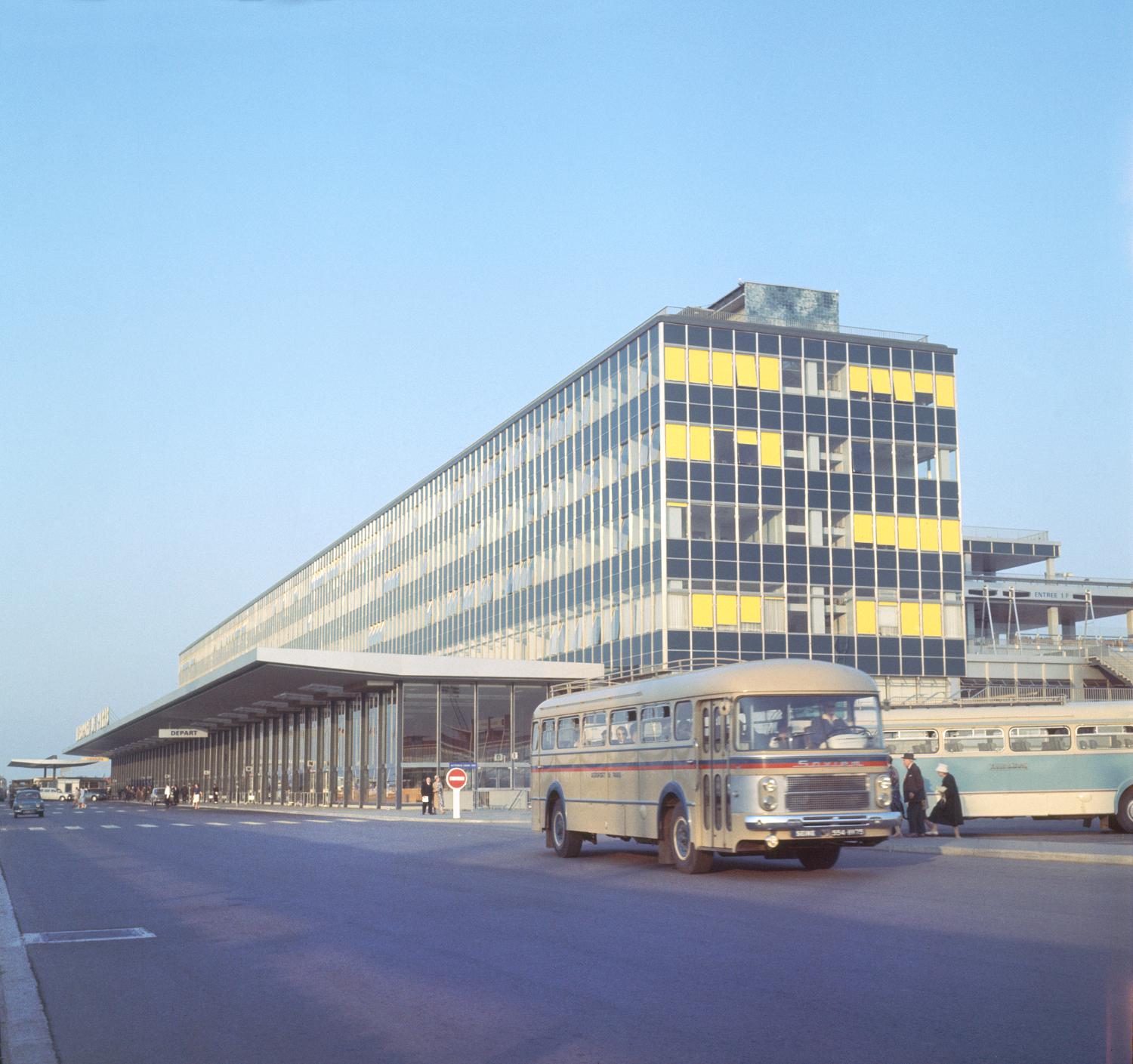 1961, le parvis du Grand Hall.
